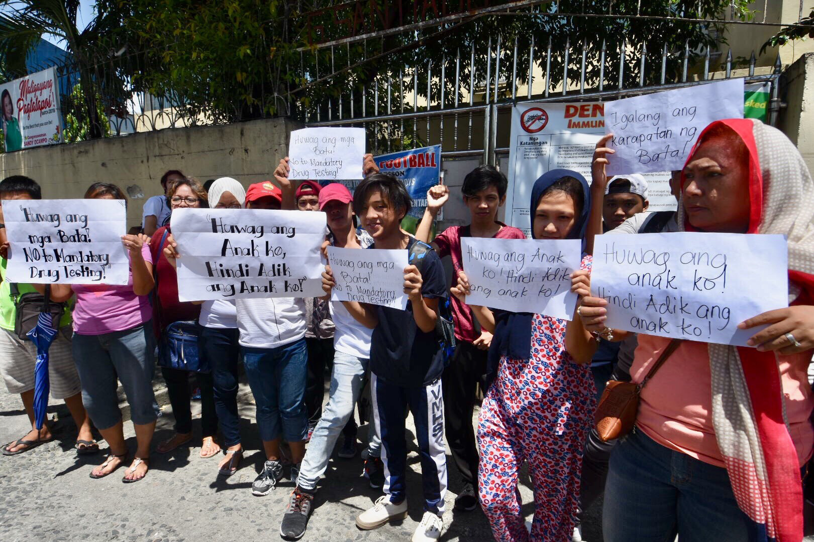 PROTECT CHILDREN. Parents protesting outside the Geronimo Santiago Elementary School urge the government to protect children against the proposed mandatory drug test. Photo by Angie de Silva/Rappler 