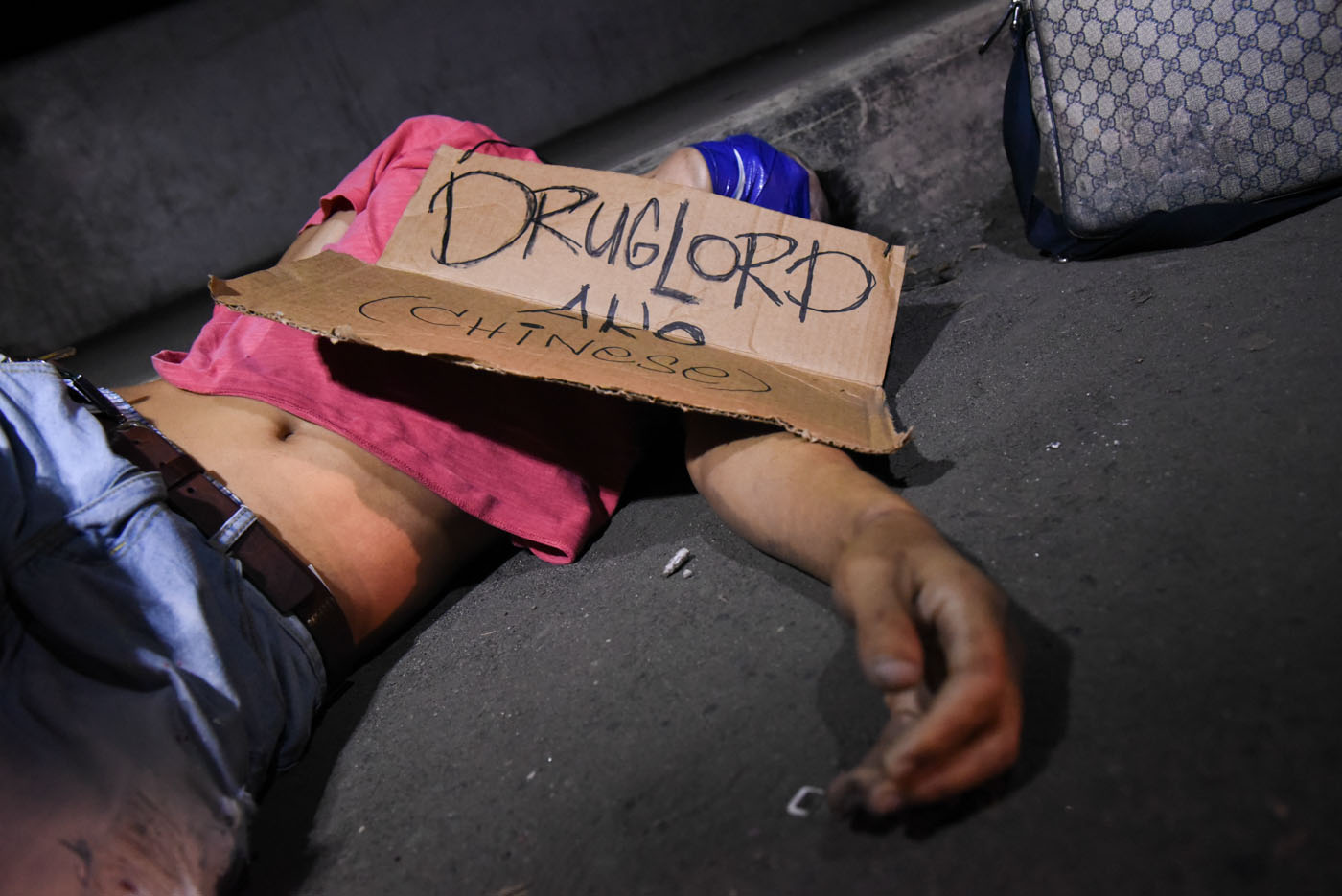 WAR ON DRUGS. A dead body with a sign board on a street in Manila on July 28, 2016. File photo by Alecs Ongcal/Rappler  