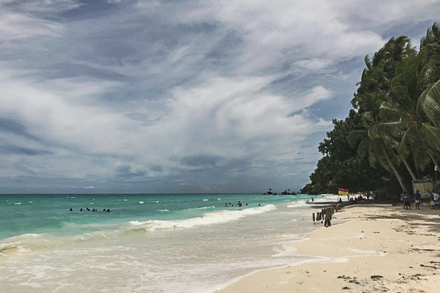CLOSED DOWN. Almost all establishments along Boracay's beachfront have closed down one month into the closure order. File photo by Aika Rey/Rappler 