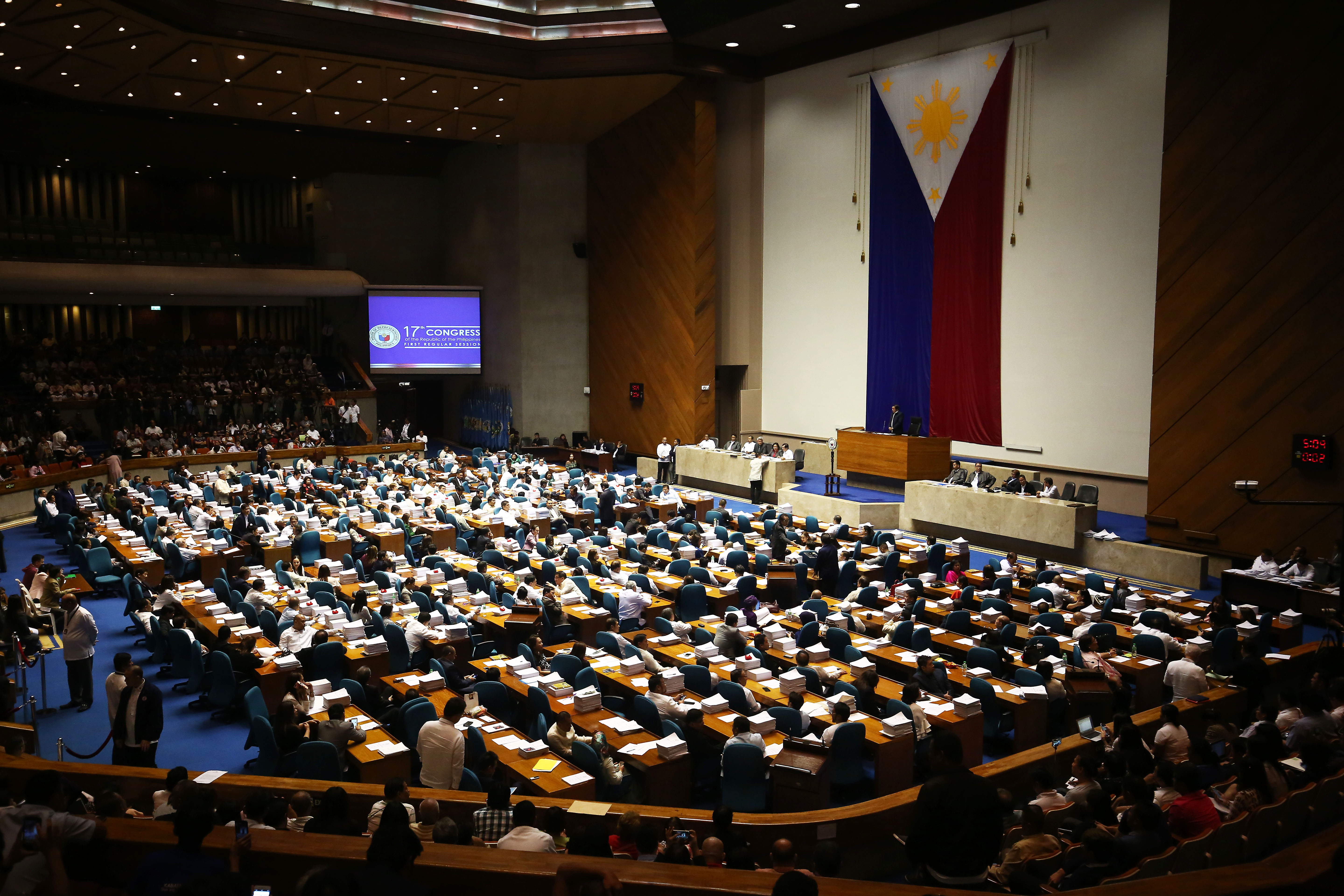 DEADLOCK. Senators warn of a 'deadlock' should the House insist on the P1,000 budget for the Commission on Human Rights. File photo 