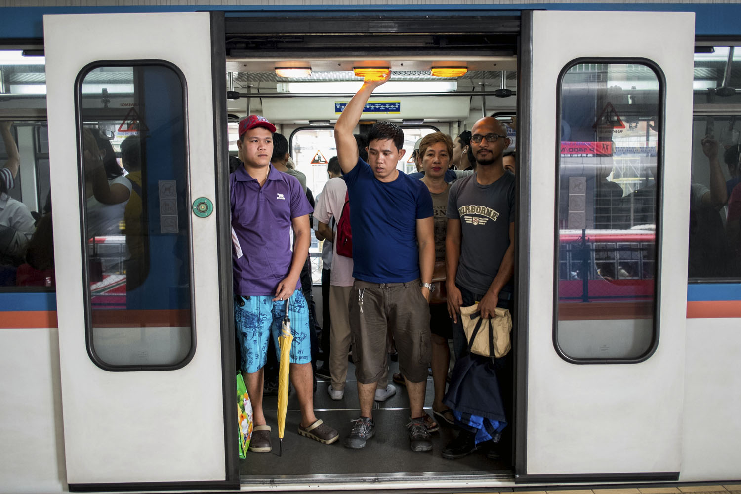 DAILY COMMUTE. Passengers taking a weekend ride on a northbound MRT train. File photo by Mark Saludes/Rappler  