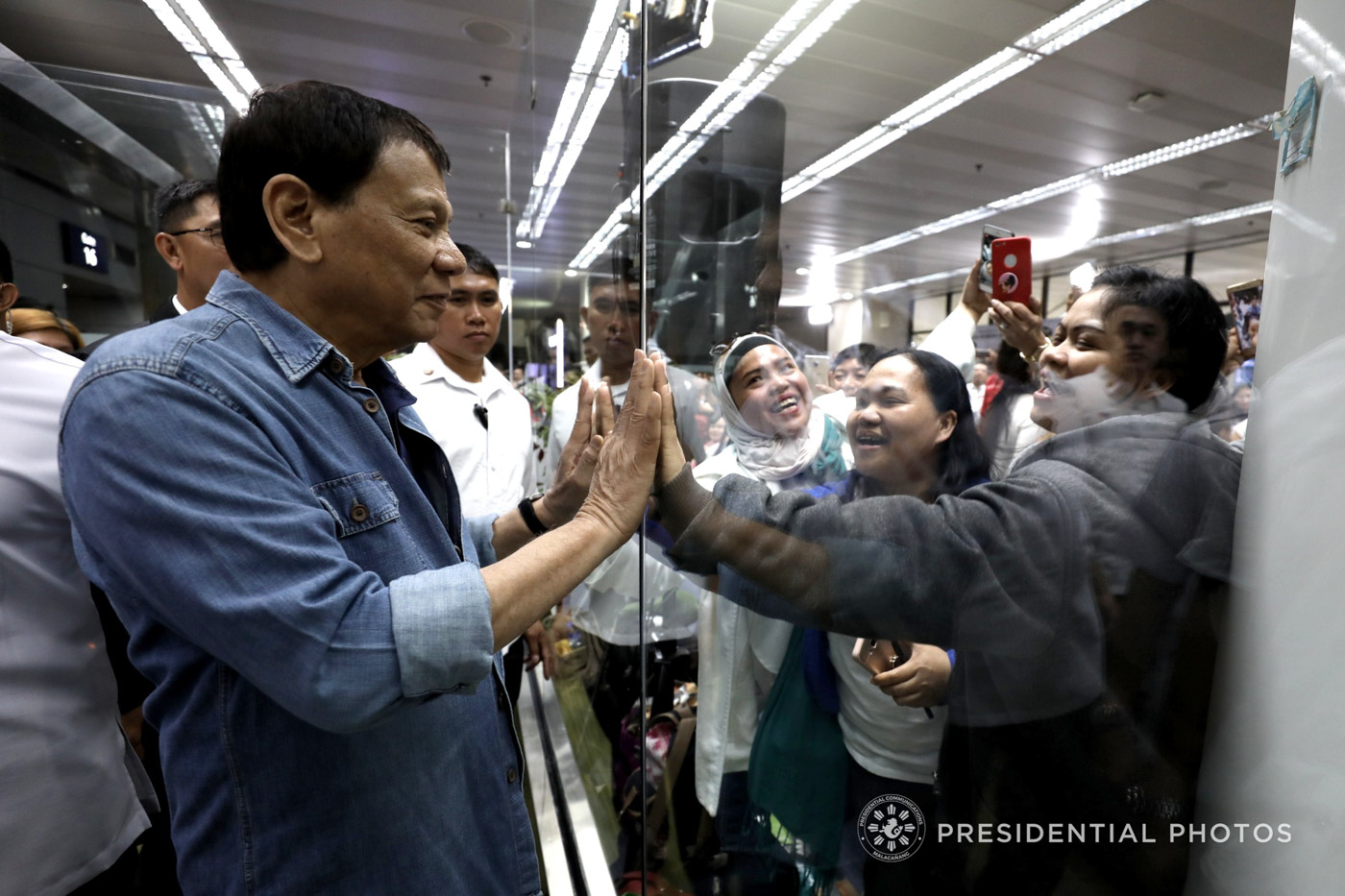 WELCOME HOME. President Rodrigo Roa Duterte welcomes OFW amnesty availees from Kuwait on February 12, 2018. Presidential Photo 