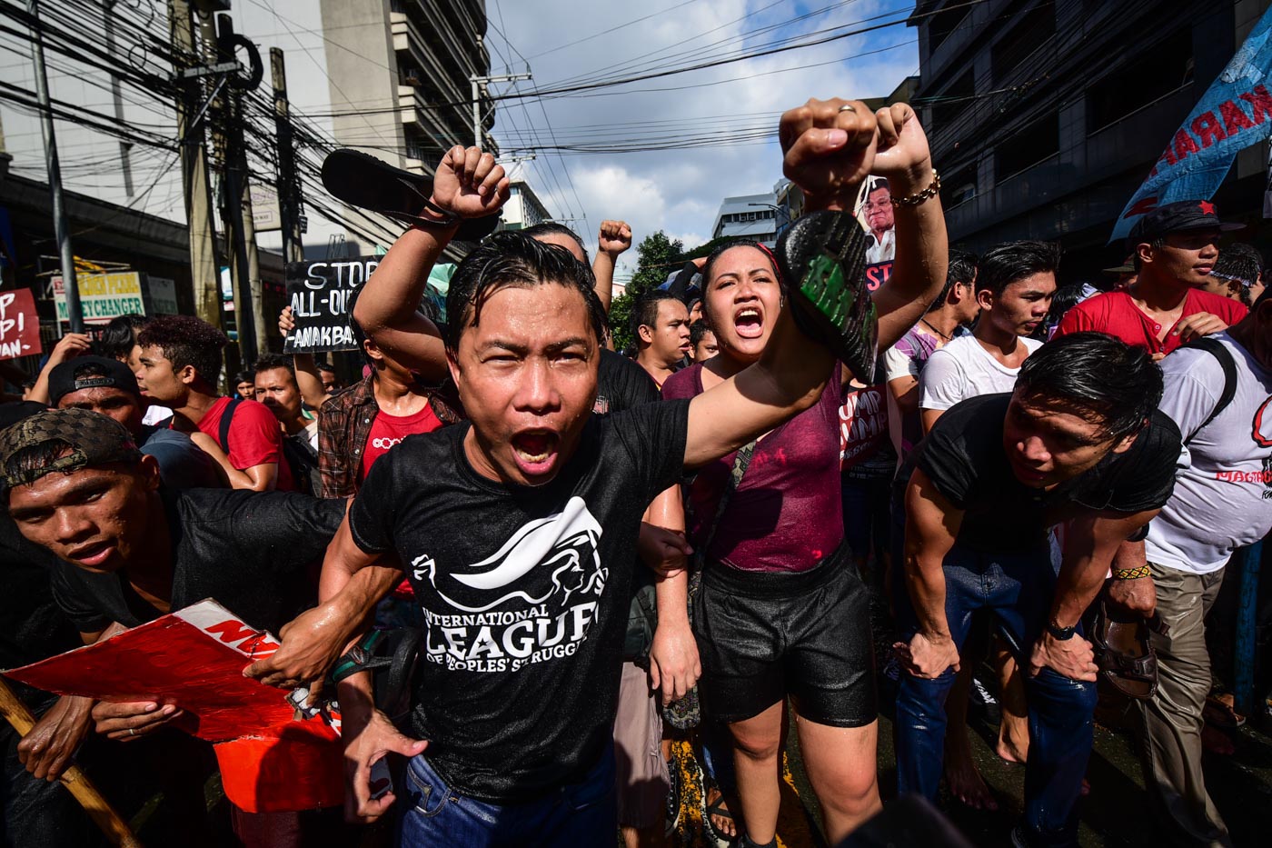 OPPOSITION. Protesters attempt to move toward the United States embassy in Manila. Photo by Alecs Ongcal/Rappler  