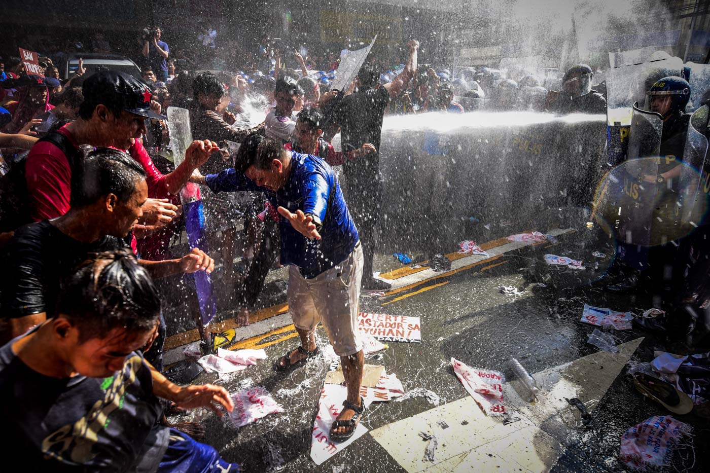 RIOT. Cops attempt to fend off protesters by blasting them with water. Photo by Alecs Ongcal/Rappler   
