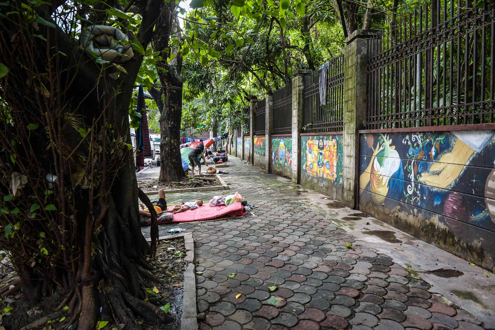 HOME FOR THE HOMELESS. Outside Arroceros Forest Park is home to some of Manila's homeless. Phoo by LeAnne Jazul/Rappler 