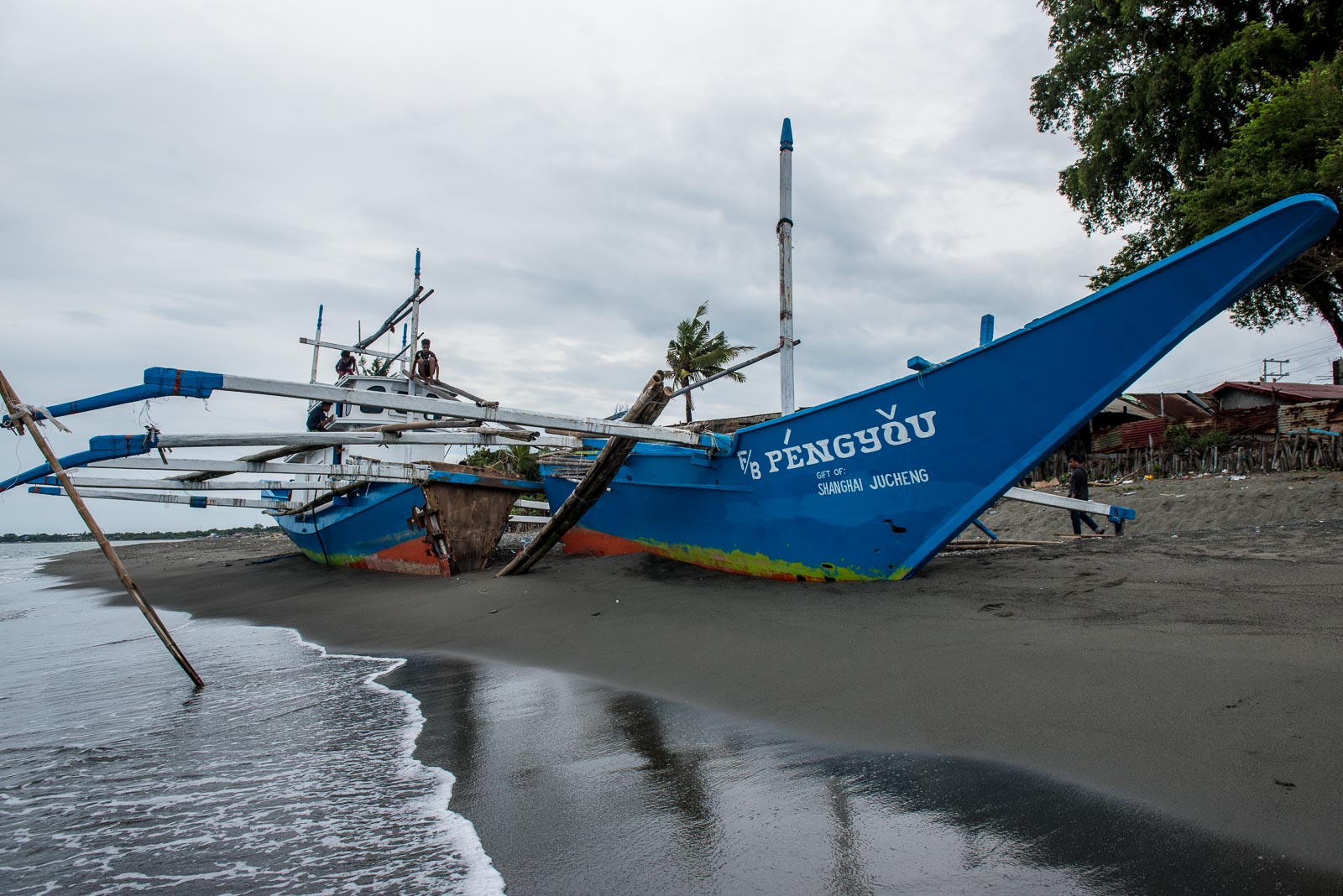 RIPPED APART. Strong waves at the height of Typhoon Quiel break the F/B Pengyou's hull, leaving it stuck on the beach of Barangay Pag-asa, San Jose, Occidental Mindoro.   