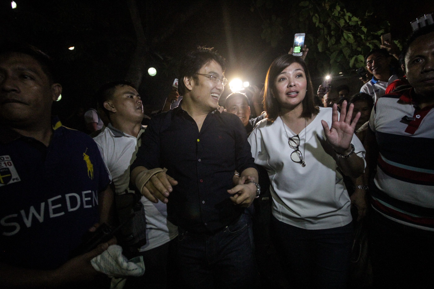 HOMECOMING. Former senator Bong Revilla arrives in his home at Bacoor, Cavit,e on December 7, 2018, with wife Bacoor Mayor Lani Mercado. Photo by Lito Boras/Rappler  