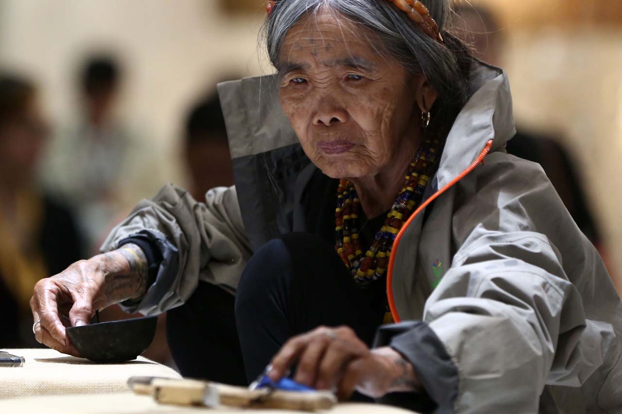 LIVING LEGEND. Whang-od Oggay of Buscalan finally receives an award for preserving and celebrating the traditional art of tattooing. File photo by Ben Nabong/Rappler 