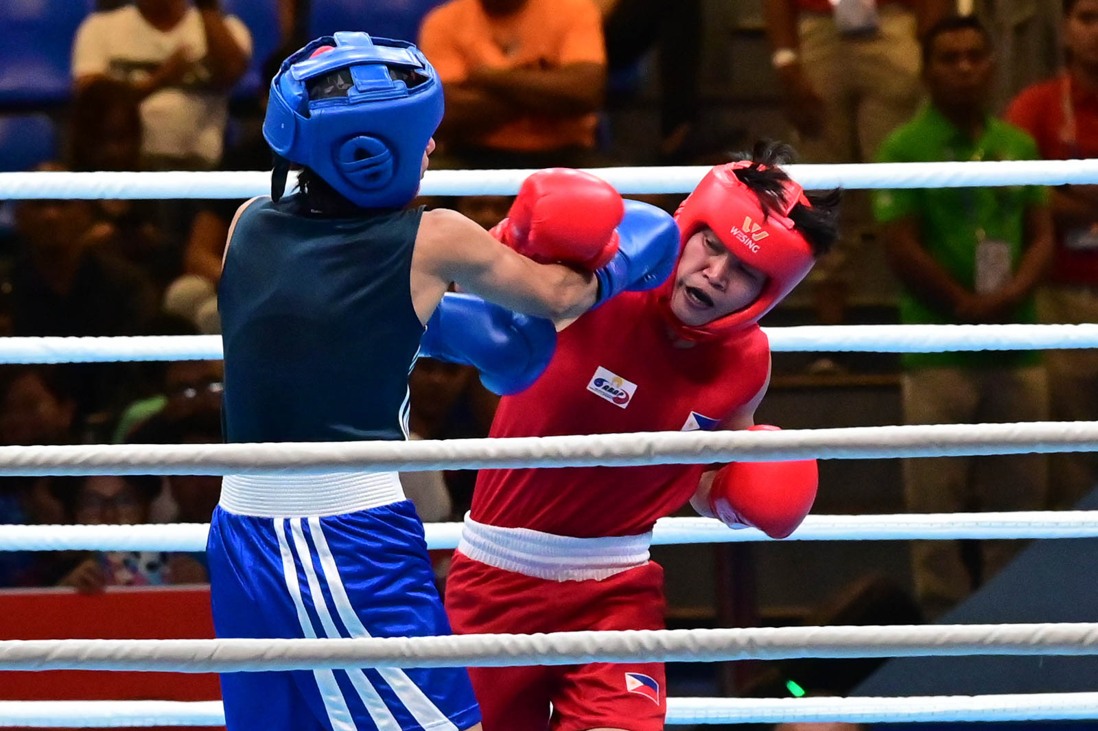 DOMINANT. Philippine bet Irish Magno (right) overpowers Singapore’s Leona Hui Xin Yee in the women’s flyweight quarterfinals. Photo by Alecs Ongcal/Rappler  