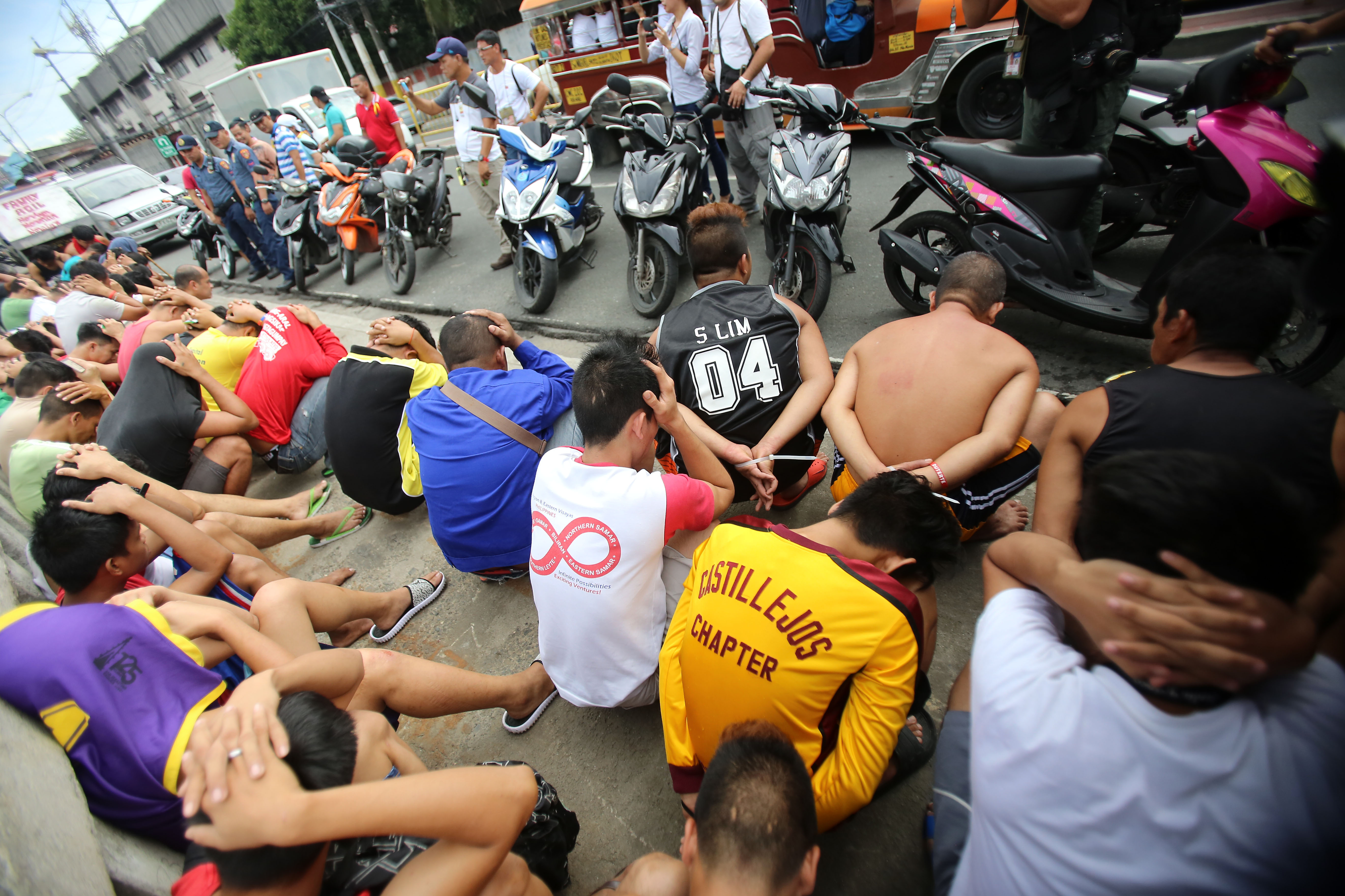 DRUG RAID. Suspected drug personalities are arrested during a raid in Quiapo, Manila. File photo by Ben Nabong/Rappler 