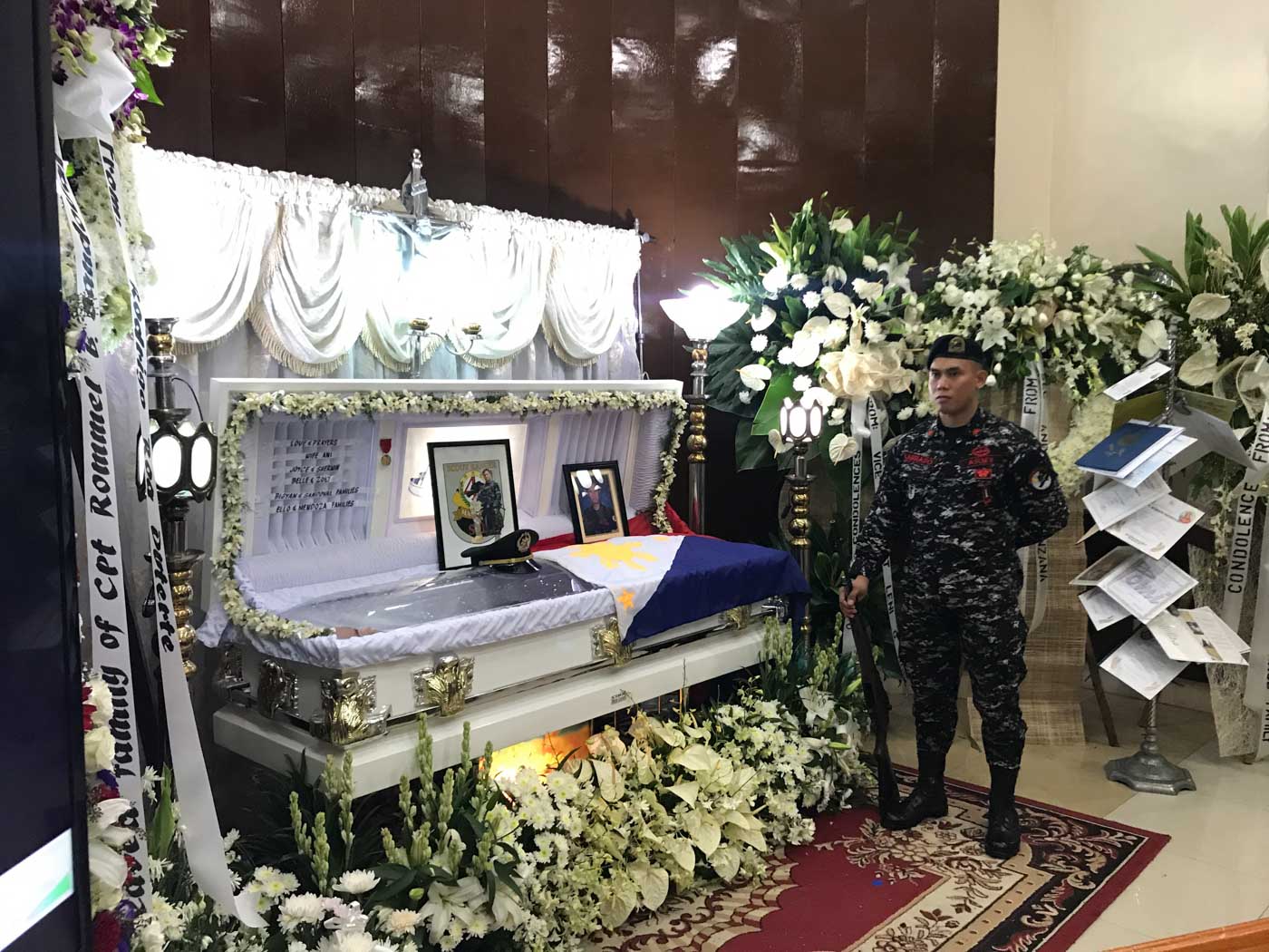 HERO. The body of Captain Rommel Sandoval is brought home to Manila a day after his death. Photo by Franz Lopez/Rappler   
