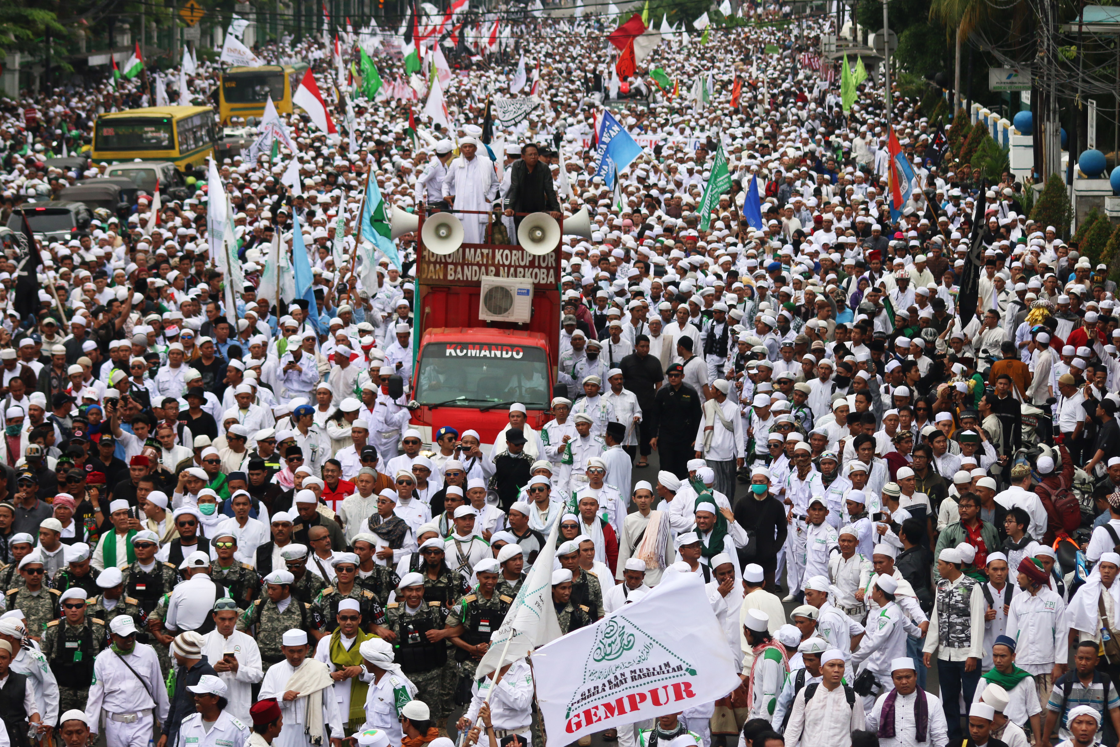 Massa Front Pembela Islam (FPI) melakukan unjuk rasa meminta pihak kepolisian untuk memproses hukum Gubernur DKI Jakarta Ahok terkait pernyataannya yang dinilai menyinggung umat Muslim, pada 14 Oktober 2016. Foto oleh Rivan Awal Lingga/Antara 