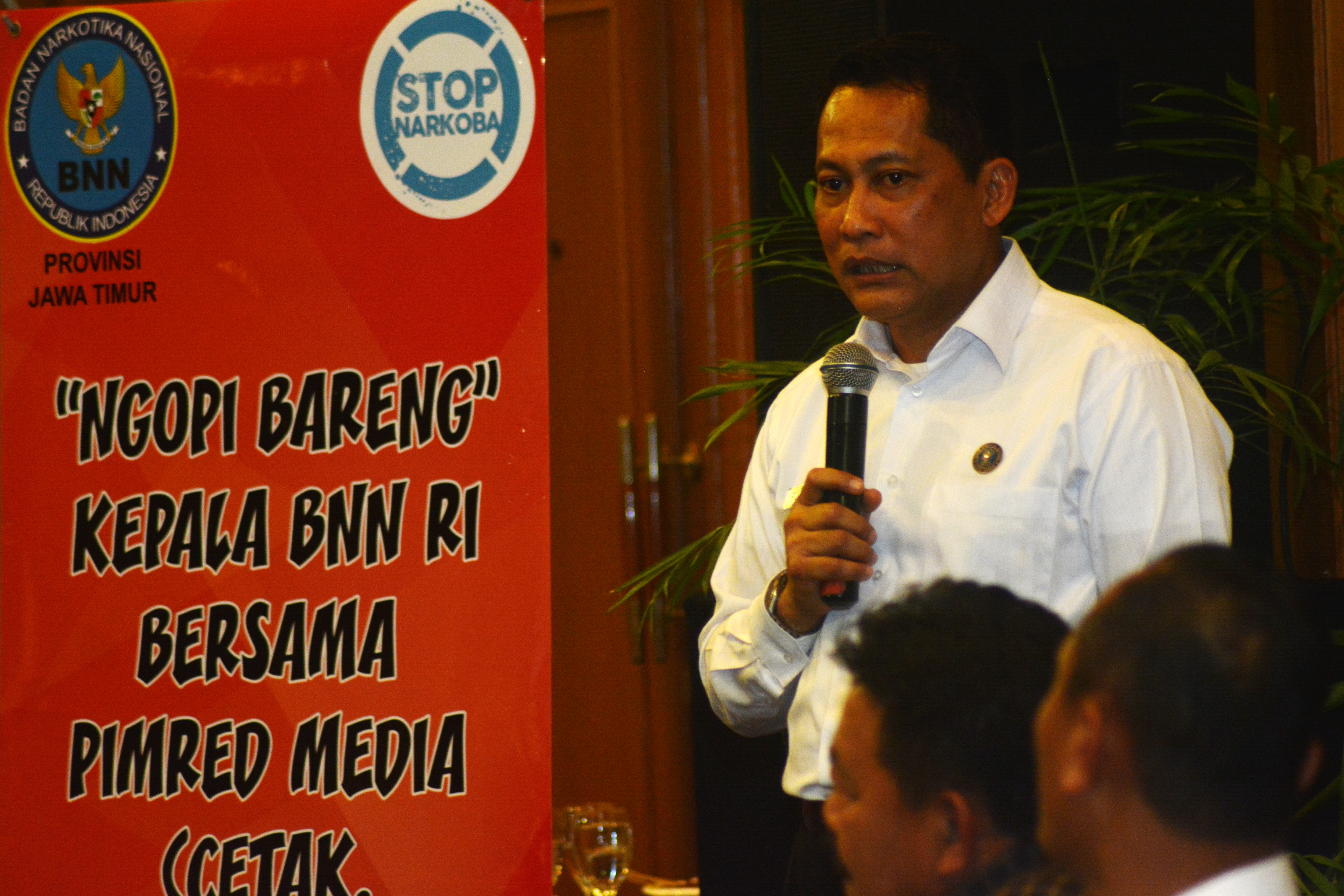 Kepala Badan Narkotika Nasional (BNN) Komjen Budi Waseso berbicara pada acara ngopi bareng bersama insan media di Surabaya, Jawa Timur, pada 26 Oktober 2016. Foto oleh Umarul Faruq/Antara 