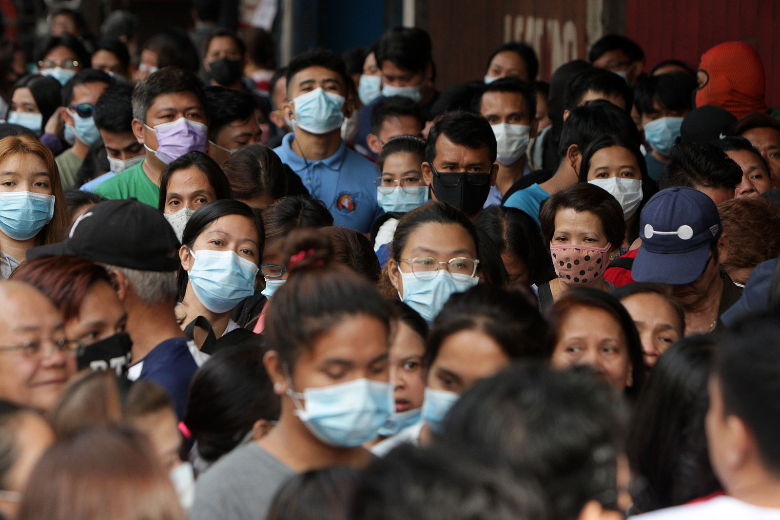 CORONAVIRUS SCARE. A large crowd waits outside a medical store in Bambang, Sta. Cruz, Manila to buy face masks on January 31, 2020. File photo by Ben Nabong/Rappler  