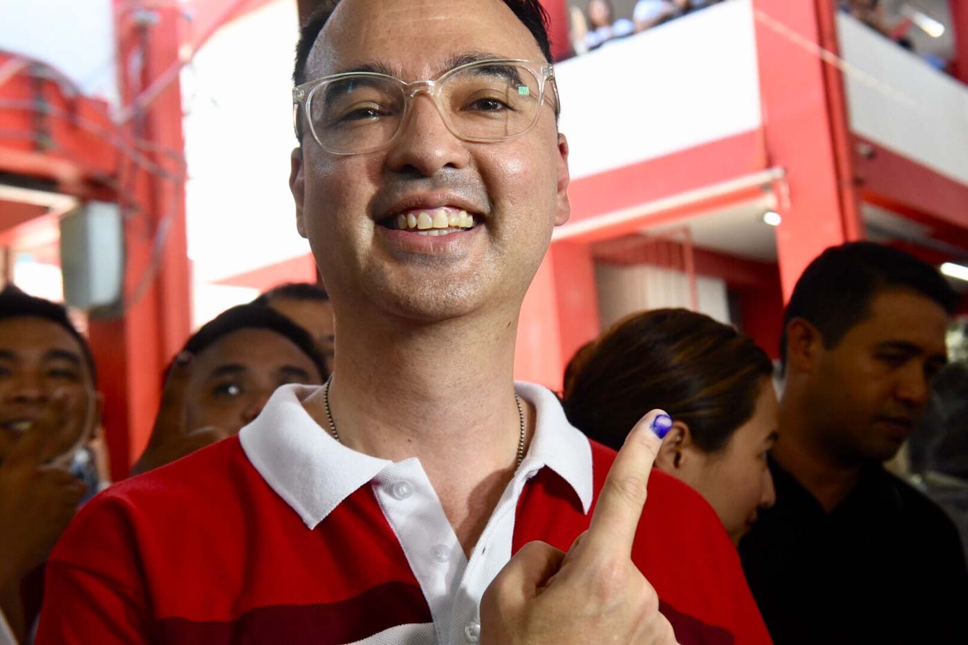 GHOST OF ELECTIONS PAST. Alan Peter Cayetano, then candidate for Taguig-Pateros congressman, shows the indelible ink on his finger after casting his vote on May 13, 2019. File photo by Angie de Silva/Rappler 