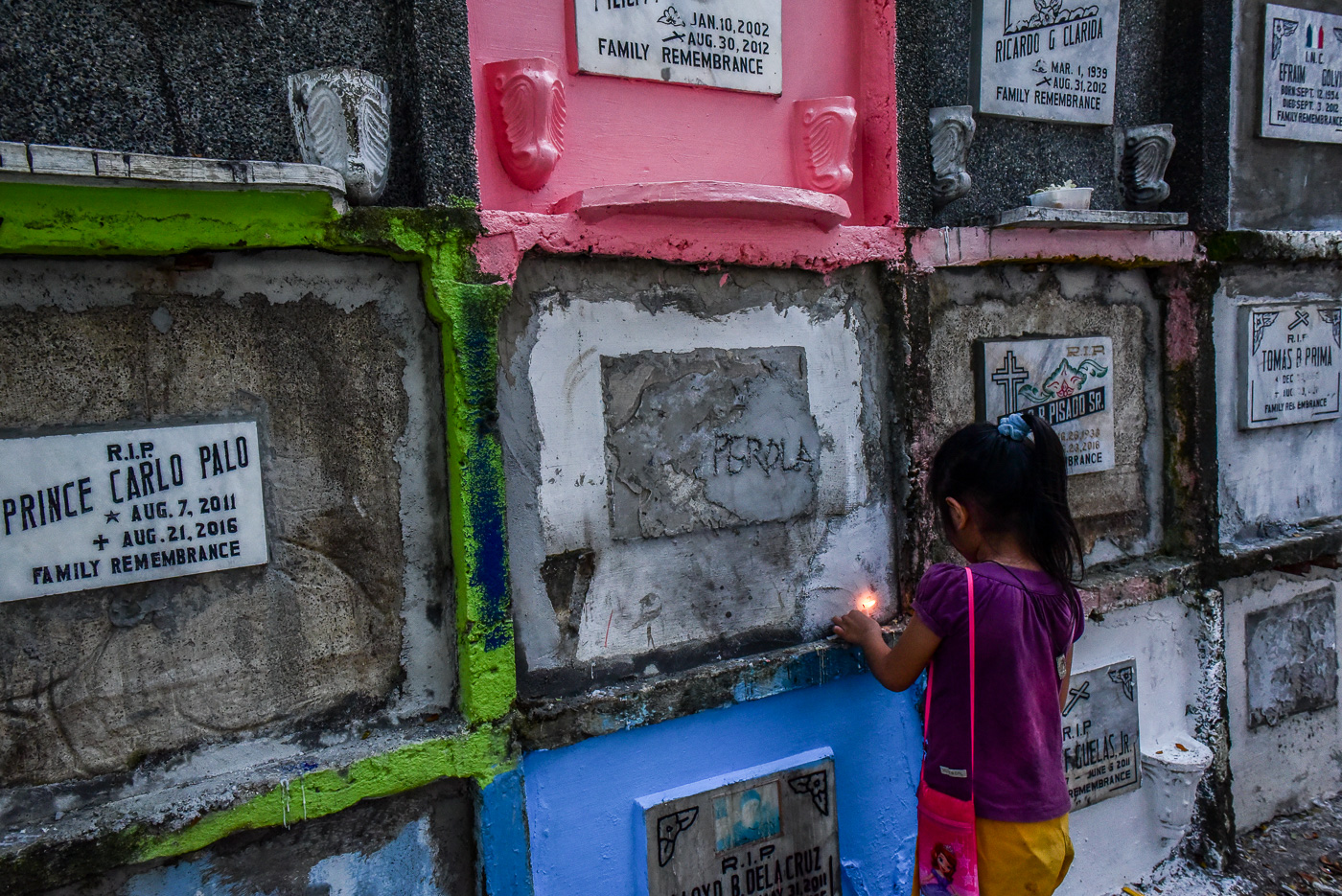 MOURNING. A child lights a candle for a street sweeper who was killed in a drug raid in Manila. File photo by LeAnne Jazul/Rappler  