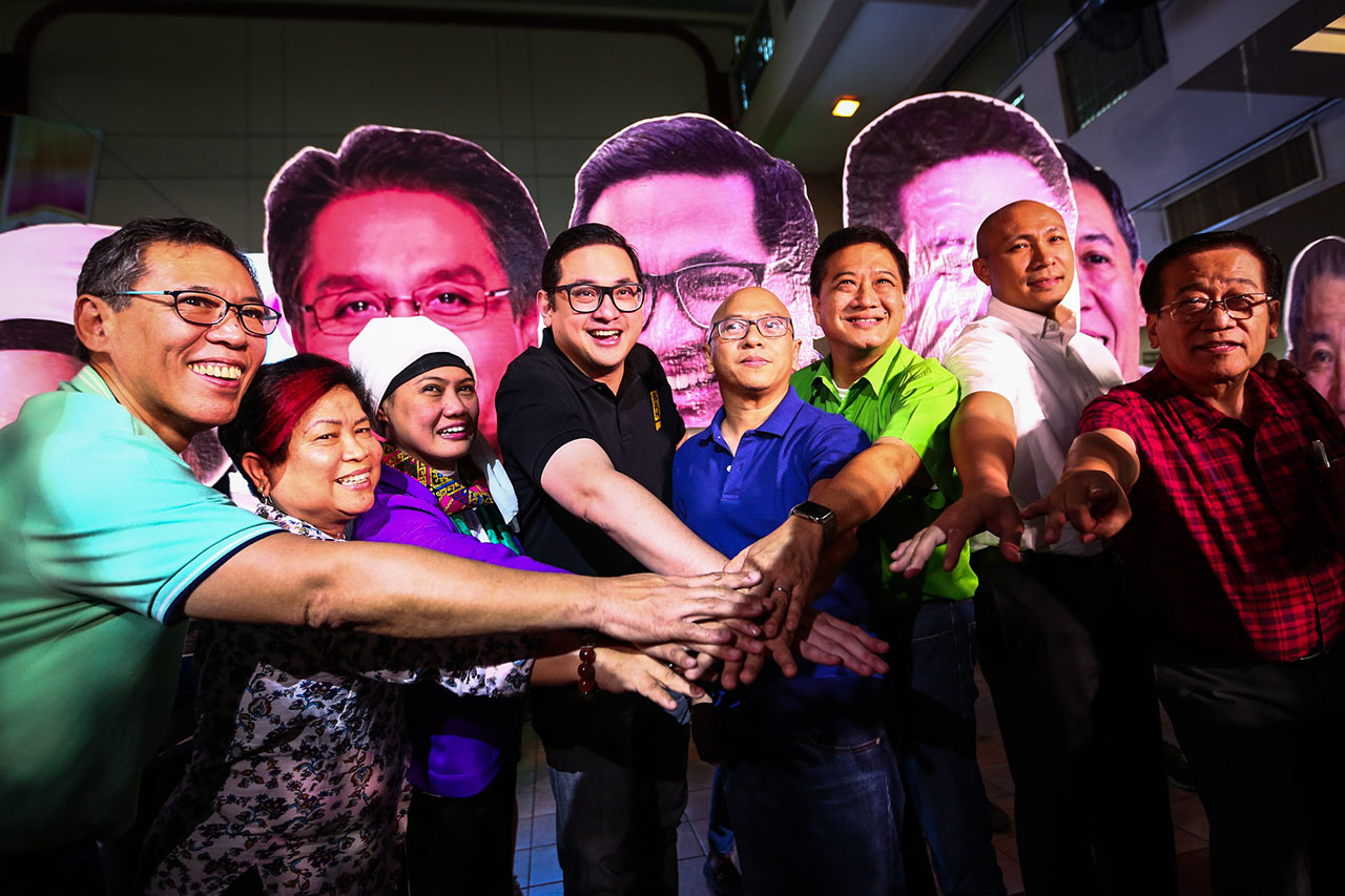 GETTING THE YOUTH VOTE. Several Otso Diretso candidates pose fo a picture during an event at he UP Bahay ng Alumni in Quezon Cit on February 6, 2019. Photo by Jire Carreon/Rappler 