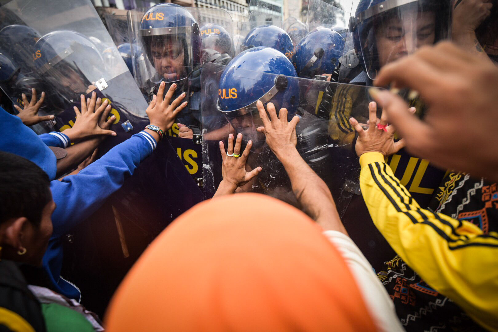 RALLY. ASEAN summit protesters and police lock in a tense stand off on Saturday, November 12, in front of the US Embassy. Photo by Alecs Ongcal/Rappler 