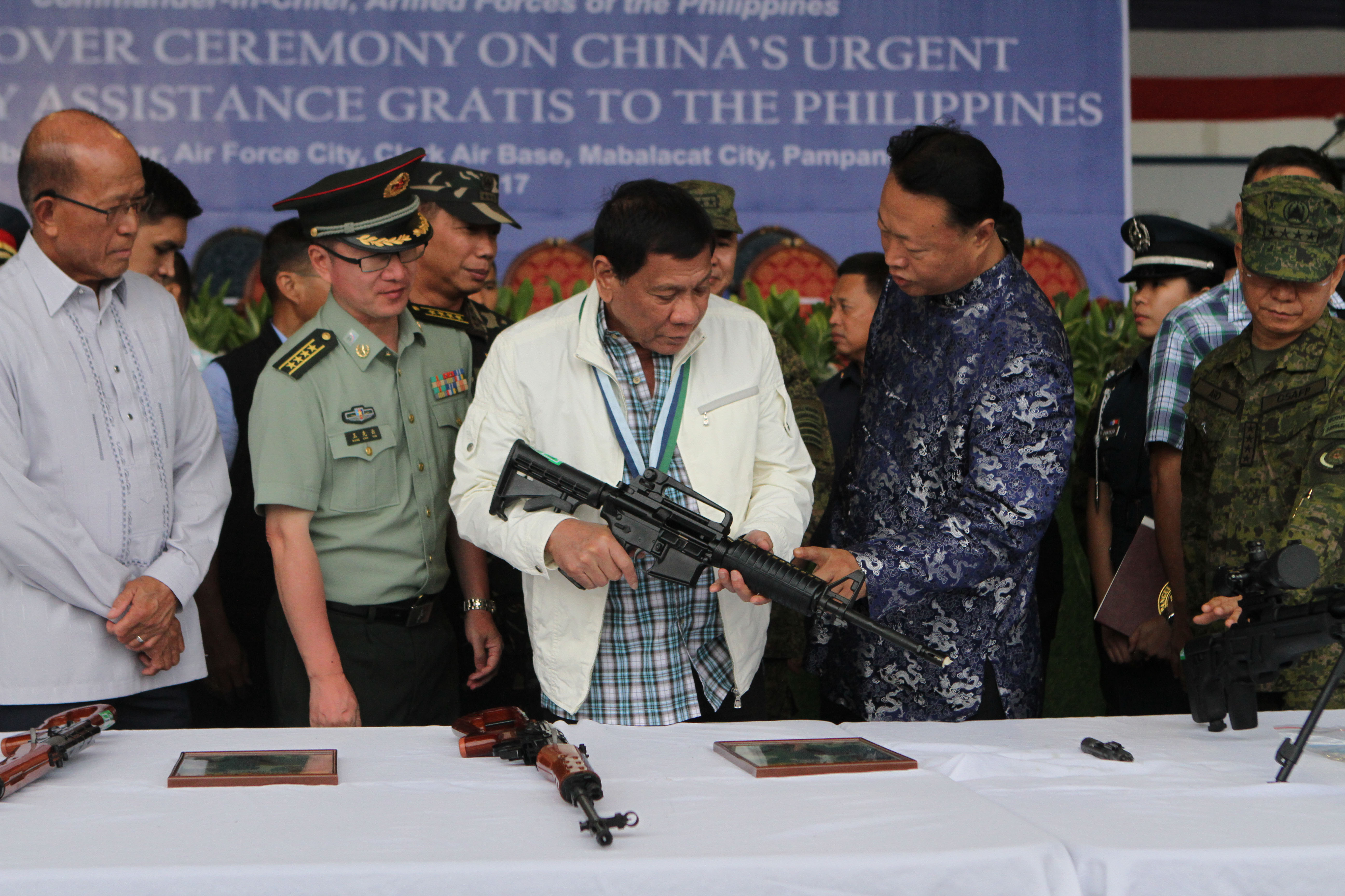 FIREPOWER. Philippine President Rodrigo Duterte, Chinese Ambassador Zhao Jianhua, and security officials inspect rifles from China on June 28, 2017. Photo by Lito Boras/Rappler 