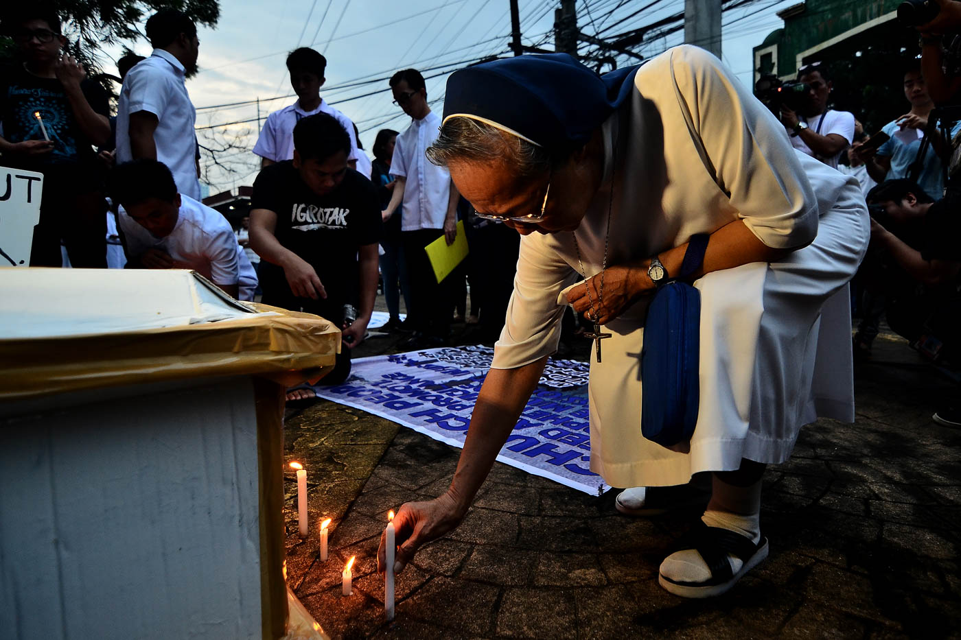 NO TO KILLINGS. Nuns join a procession, candle-lighting, and prayer activity on August 29, 2017, against drug war killings and the attacks against Moros and the Lumad in Mindanao. Photo by Maria Tan/Rappler
  