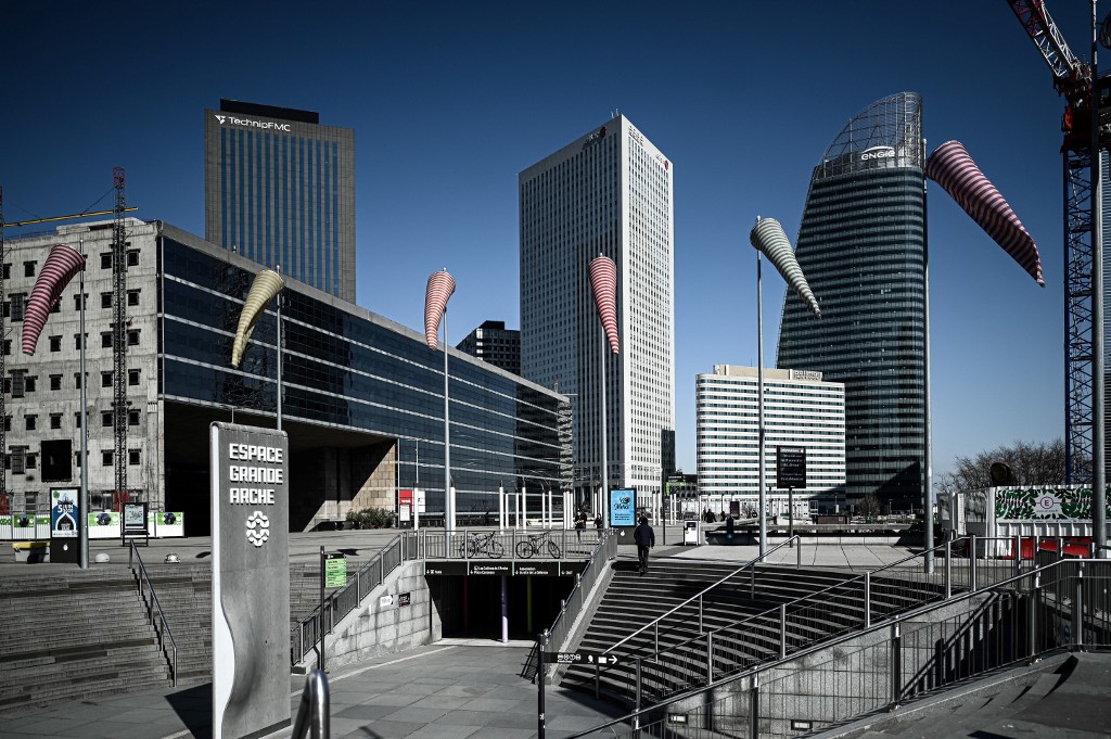 RECESSION. Buildings of the business district of La Defense, on the outskirts of Paris, as France is under lockdown on March 25, 2020. Photo by Philippe Lopez/AFP  