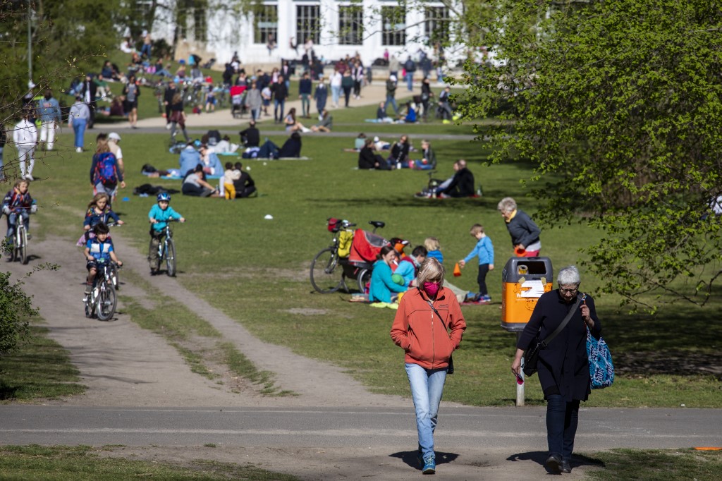 TOGETHER. People gather in Volkspark Wilmersdorf park in Berlin on April 19, 2020, amid the novel coronavirus pandemic. Photo by Odd Andersen/AFP 