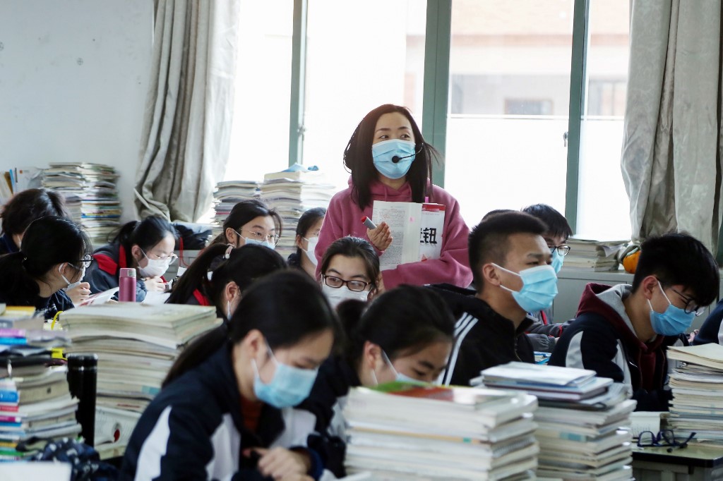 CLASS. A teacher wearing a face mask speaks in a classroom as the school reopens after the term opening was delayed due to the COVID-19 coronavirus outbreak, in Jiashan county, China, on April 13, 2020. Photo by STR/AFP 