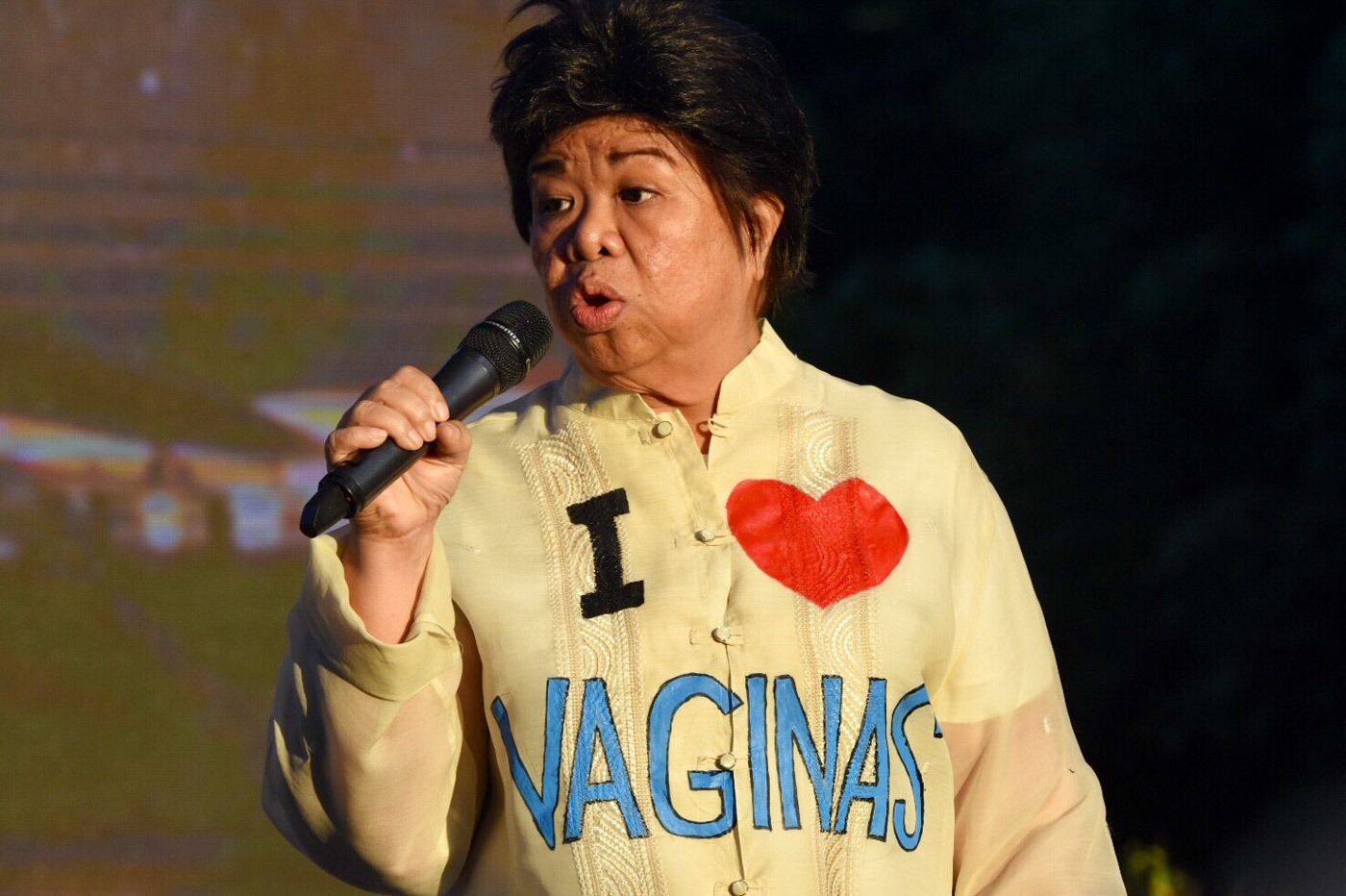 Actress Mae Paner mocks President Duterte's recent joke about shooting female rebels 'in the vagina.' Photo by Angie de Silva/Rappler 