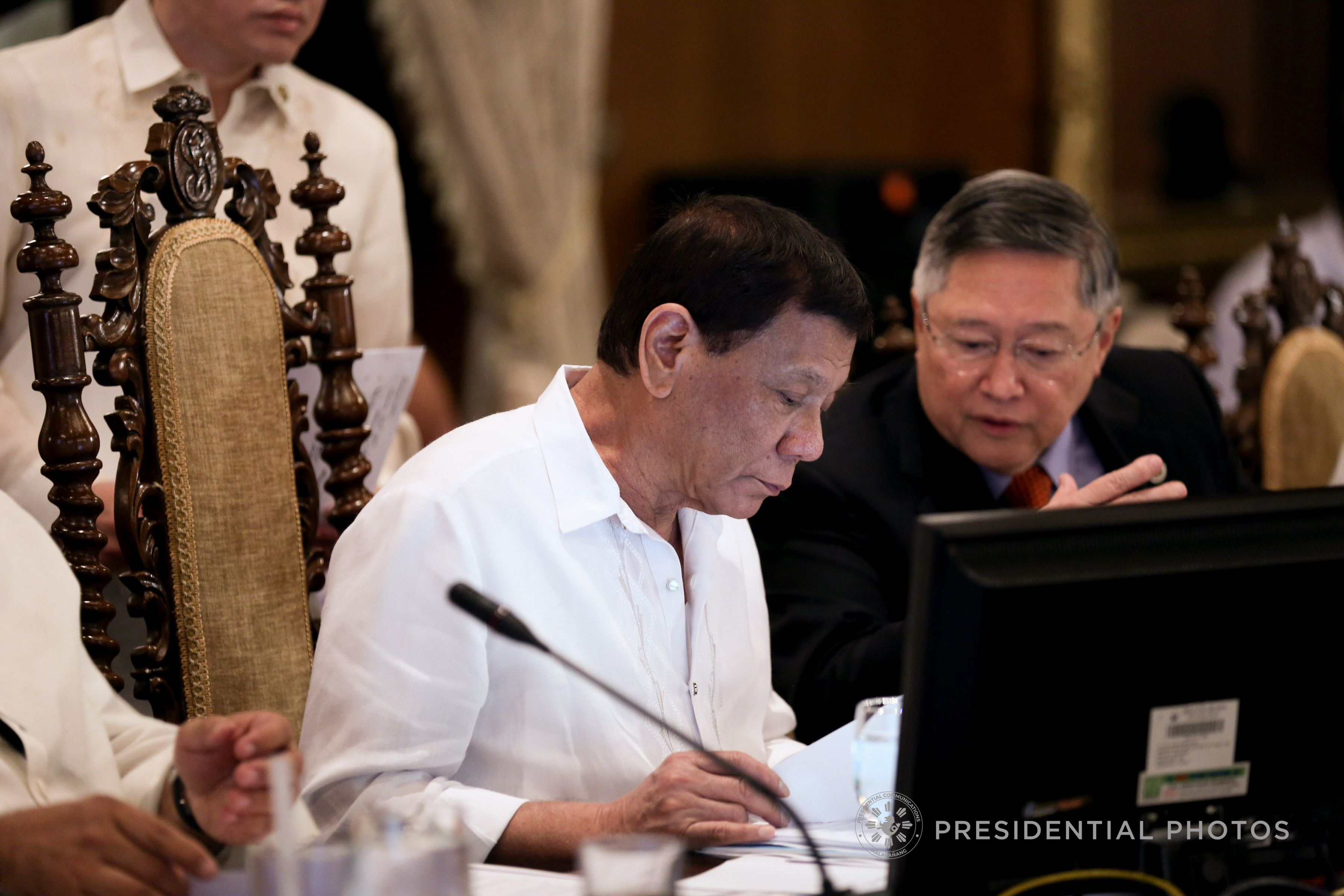TALKING ECONOMY. President Rodrigo Duterte discusses matters with Finance Secretary Sonny Dominguez during a Cabinet meeting. Malacañang file photo 