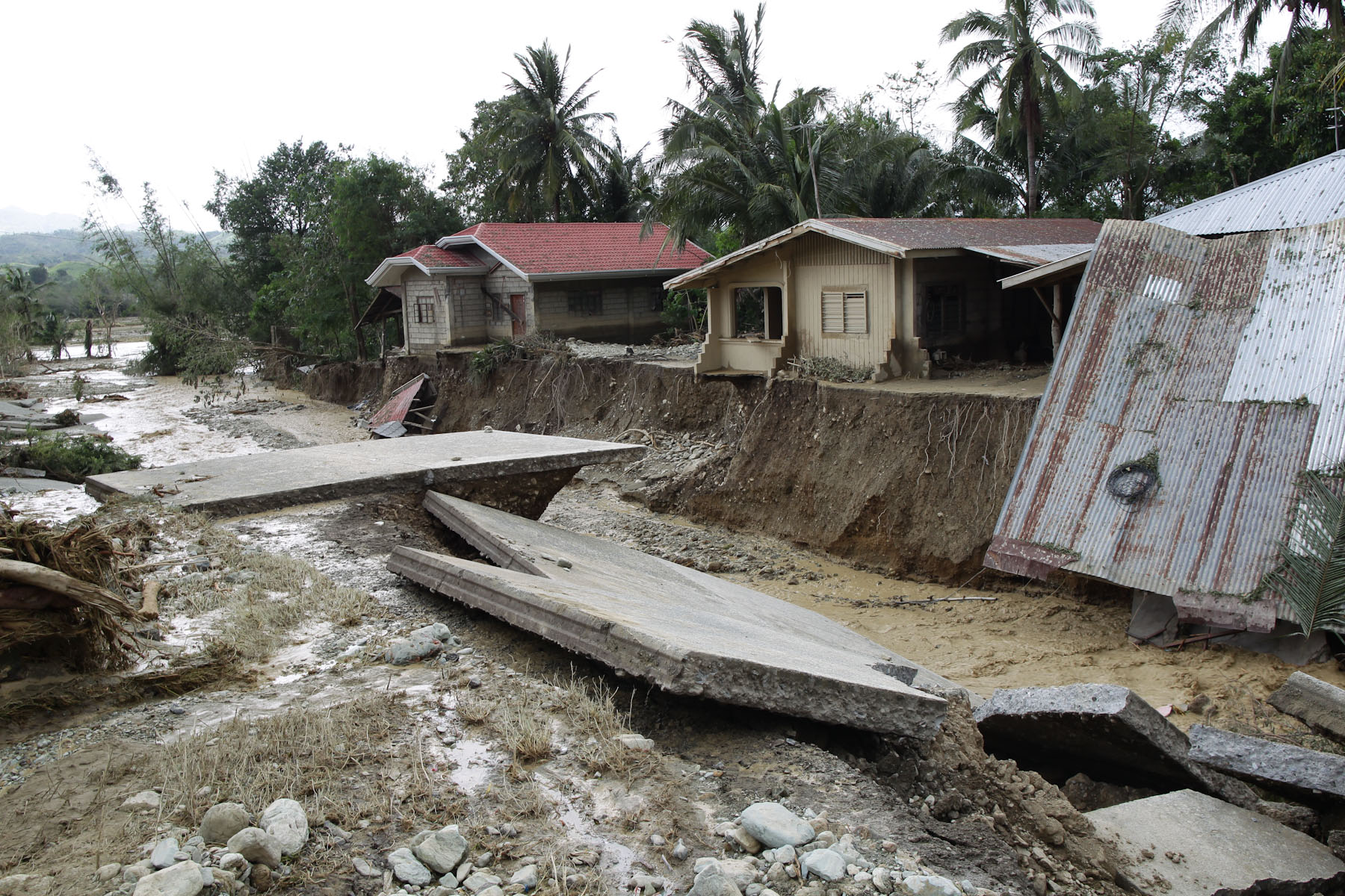 DAMAGE. Typhoon Lando left a trail of devastation across northern and central Luzon. Photo by Czeasar Dancel/Rappler 