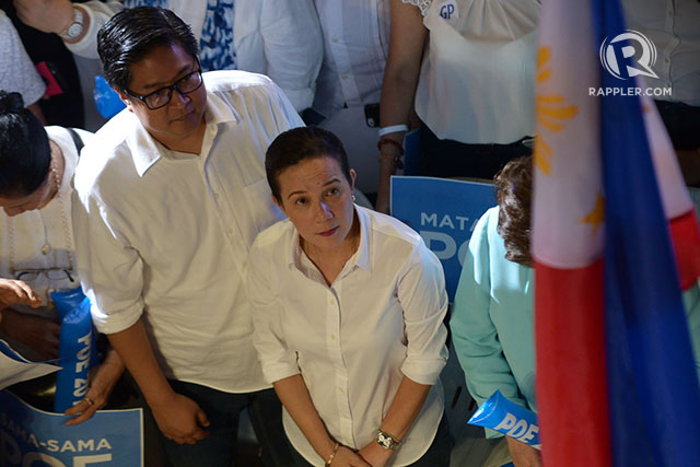 OFFERING HERSELF. Senator Grace Poe looks at the Philippine flag before her announcement of her 2016 presidential bid at the UP Bahay ng Alumni on September 16, 2015. Photo by Jazmin Dulay/Rappler 