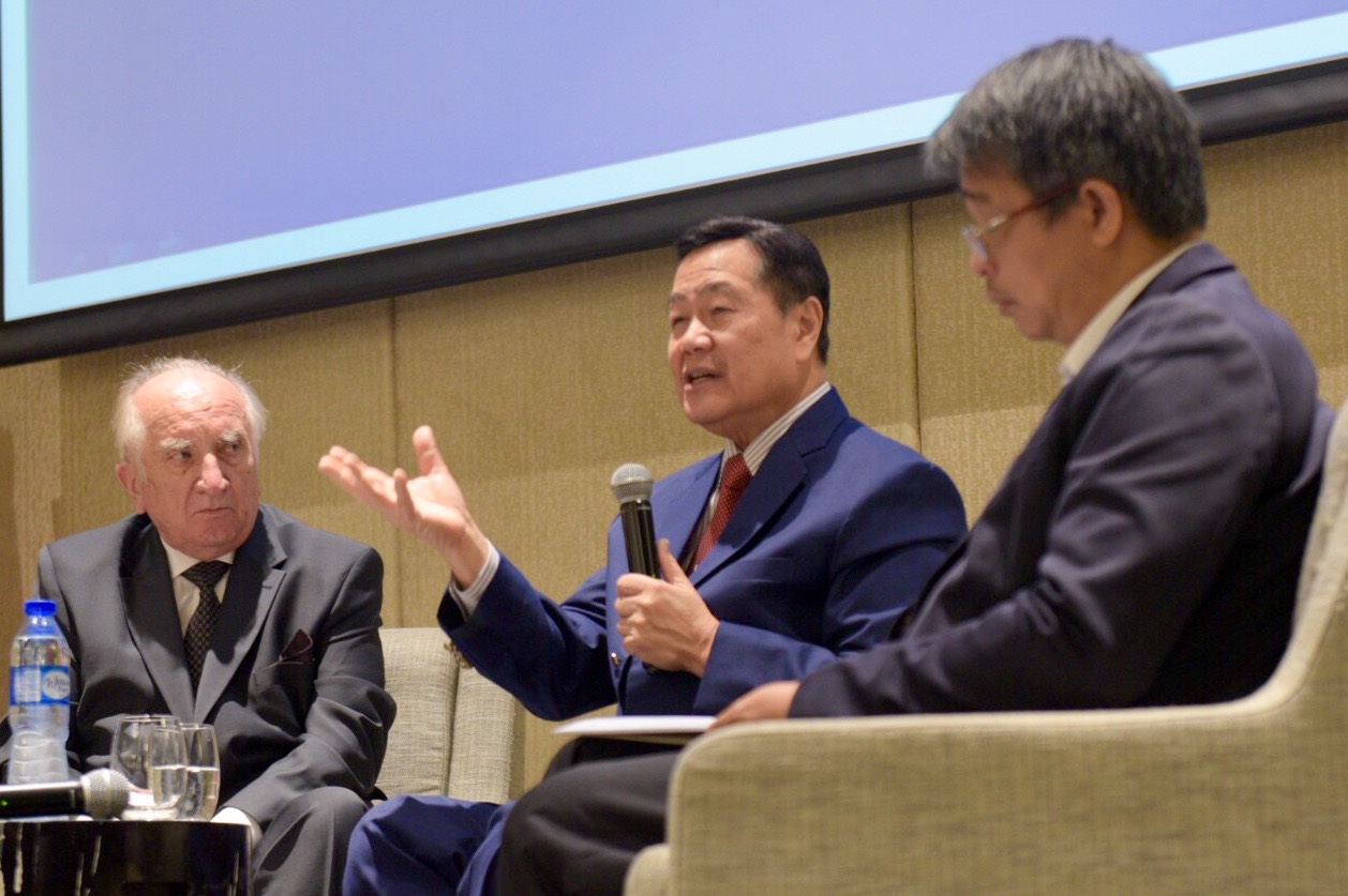 EXPERTS. Supreme Court Senior Associate Justice Antonio Carpio (center) and maritime law expert Jay Batongbacal (right) speak in a forum on the South China Sea dispute on November 23, 2018. Photo by LeAnne Jazul/Rappler 