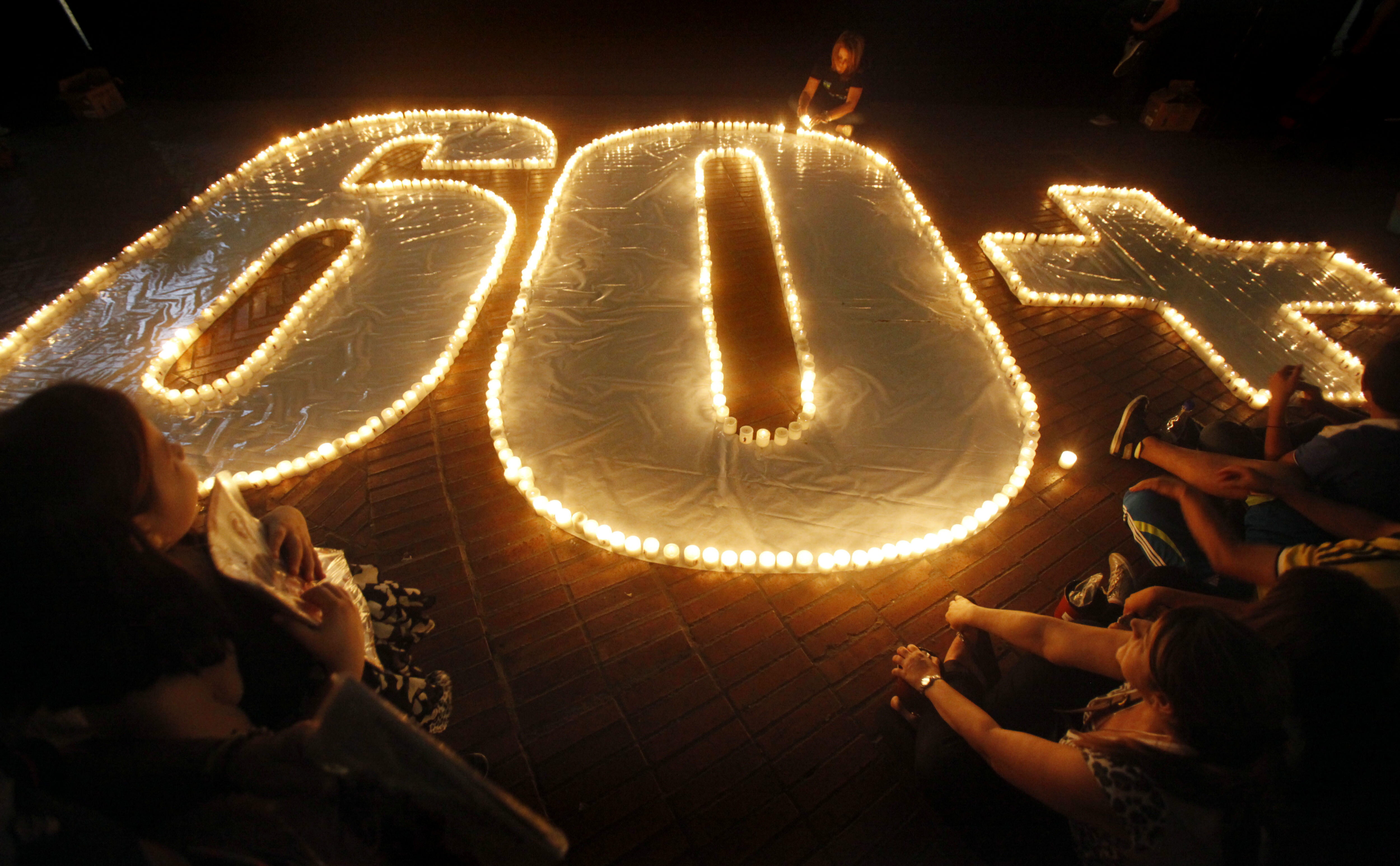 EARTH HOUR. People light candles during Earth Hour in Cali, Colombia, 29 March 2014. Earth Hour takes place worldwide at 8.30 p.m. local time and is a global call to turn off lights for 60 minutes to raise awareness of the danger of global climatic change. EPA/CHRISTIAN ESCOBAR MORA 