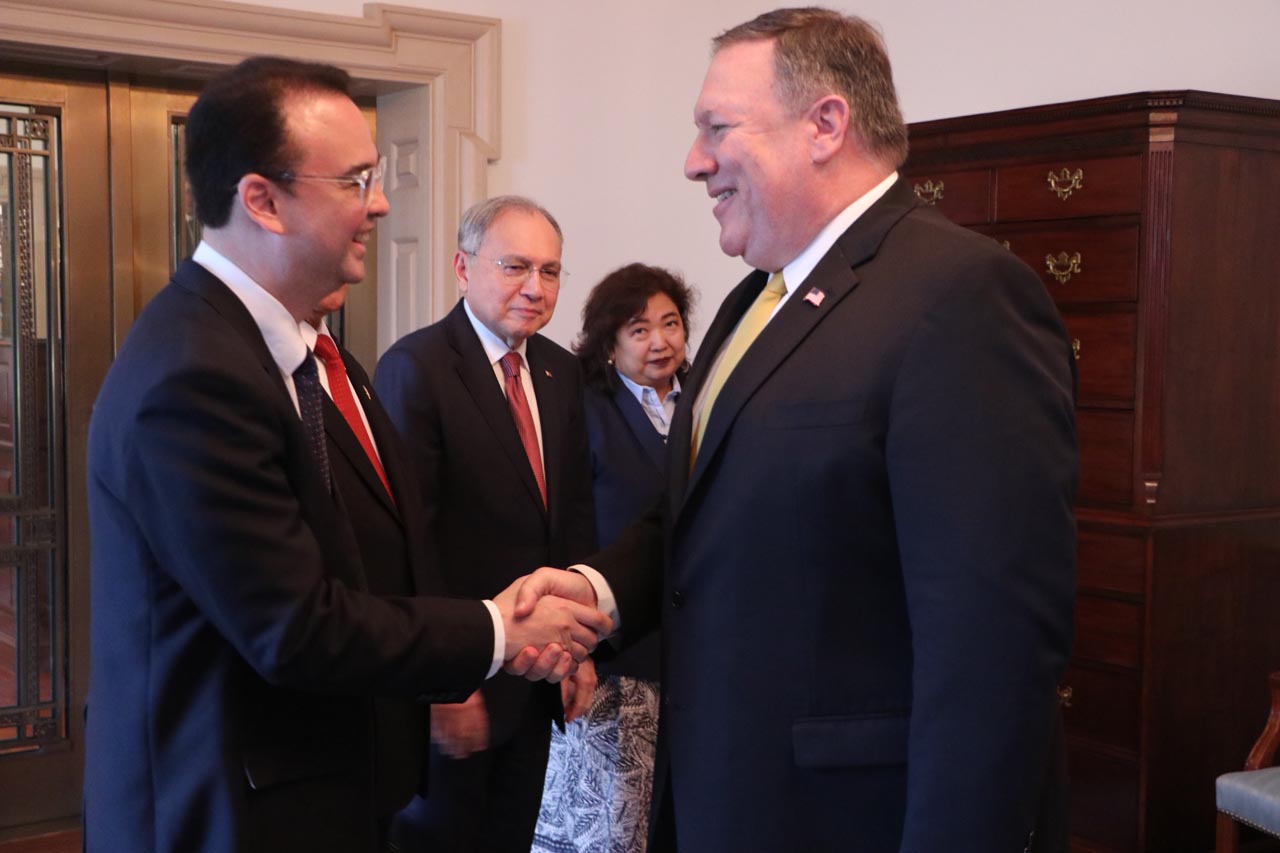 ANTI-TRAFFICKING. Philippine Foreign Secretary Alan Peter Cayetano greets US Secretary of State Mike Pompeo at the US State Department in Washington DC. Photo courtesy of the Philippine Embassy in Washington   