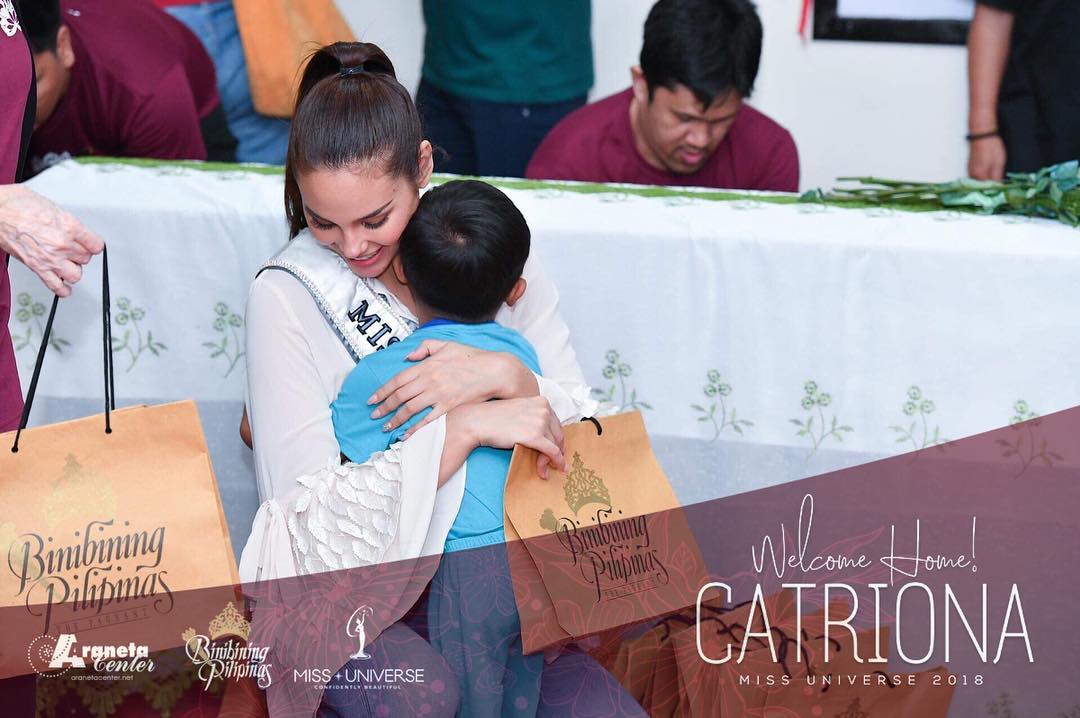 WARM HUG. Miss Universe 2018 Catriona hugs one of the kids under the care of Fr. Tony Labiao's charity program called 'The Program for the Orphans.' Photos by Bruce Cassanova/Bb Pilipinas 