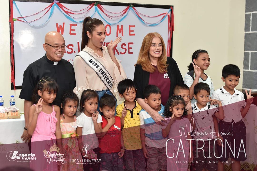 Catriona Gray, BPCI chairperson Stella Araneta, and Fr. Tony Labiao with some of the kids.  