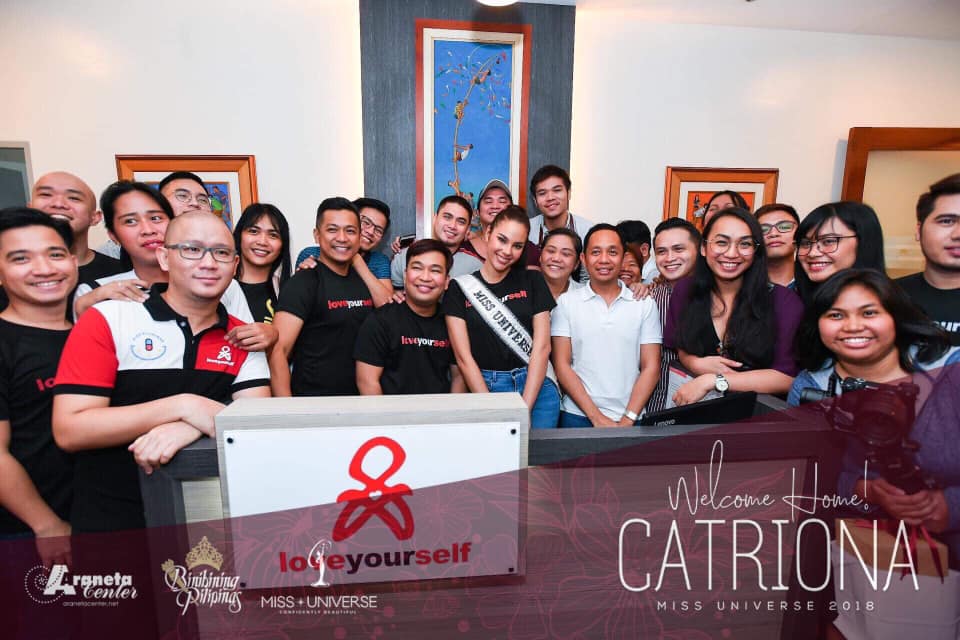 LOVE YOURSELF. Catriona poses with the staff of Love Yourself Philippines during her visit. Photo by Bruce Cassanova/Bb Pilipinas   
