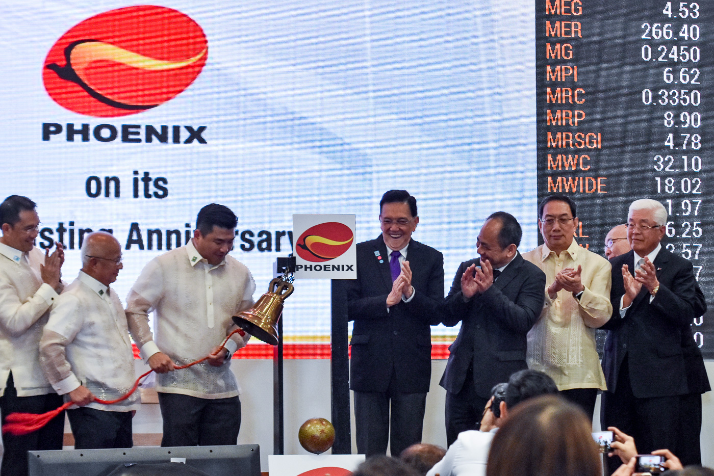 PROUD MOMENT. Phoenix Petroleum CEO Dennis Uy and chairman Domingo Uy ring the PSE bell. 