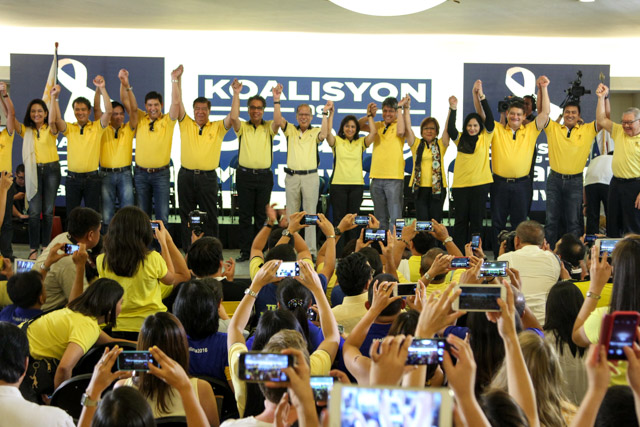 DAAN MATUWID COALITION. President Benigno Aquino II, Mar Roxas and Camarines Sur Representative Leni Robredo present the ruling coalition's Senate slate. Photo by Ben Nabong/Rappler 