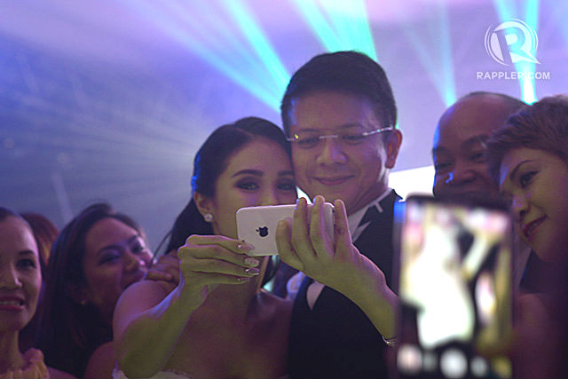 SELFIE. Heart and Chiz in a light moment. Photo by Leanne Jazul/Rappler 