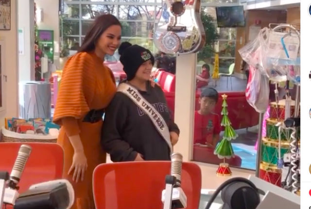 CONFIDENTLY BEAUTIFUL. Miss Universe 2018 Catriona Gray lends her sash to one of the kid patients at the Children's Healthcare  in Atlanta, Georgia during a visit. Screenshot from Instagram/@missuniverse 