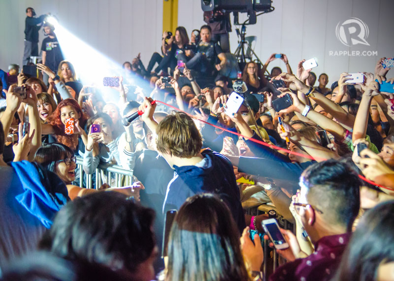 CROWD SHOT. Phoenix frontman Thomas Mars makes his way to the back. Photo by Stephen Lavoie/Rappler