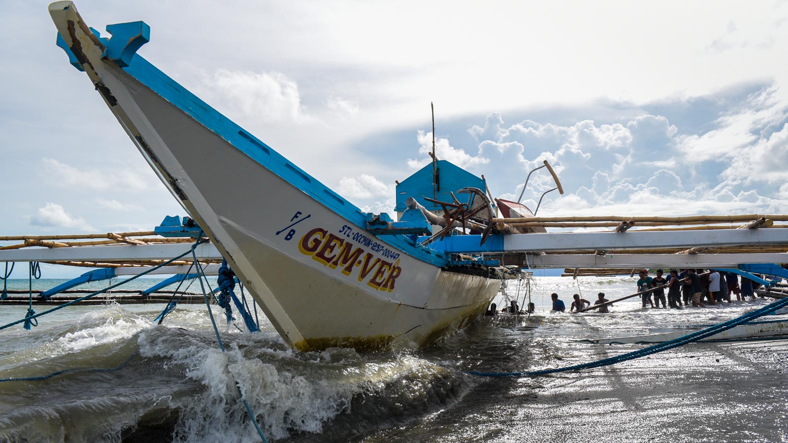 APOLOGY ISSUED. Fishermen pulls the F/B Gem-Ver, the Filipino boat sunken by a Chinese vessel near Recto  Bank, towards the shore of Barangay San Roque I, San Jose, Occidental Mindoro on June 15, 2019. Photo by LeAnne Jazul/Rappler 
