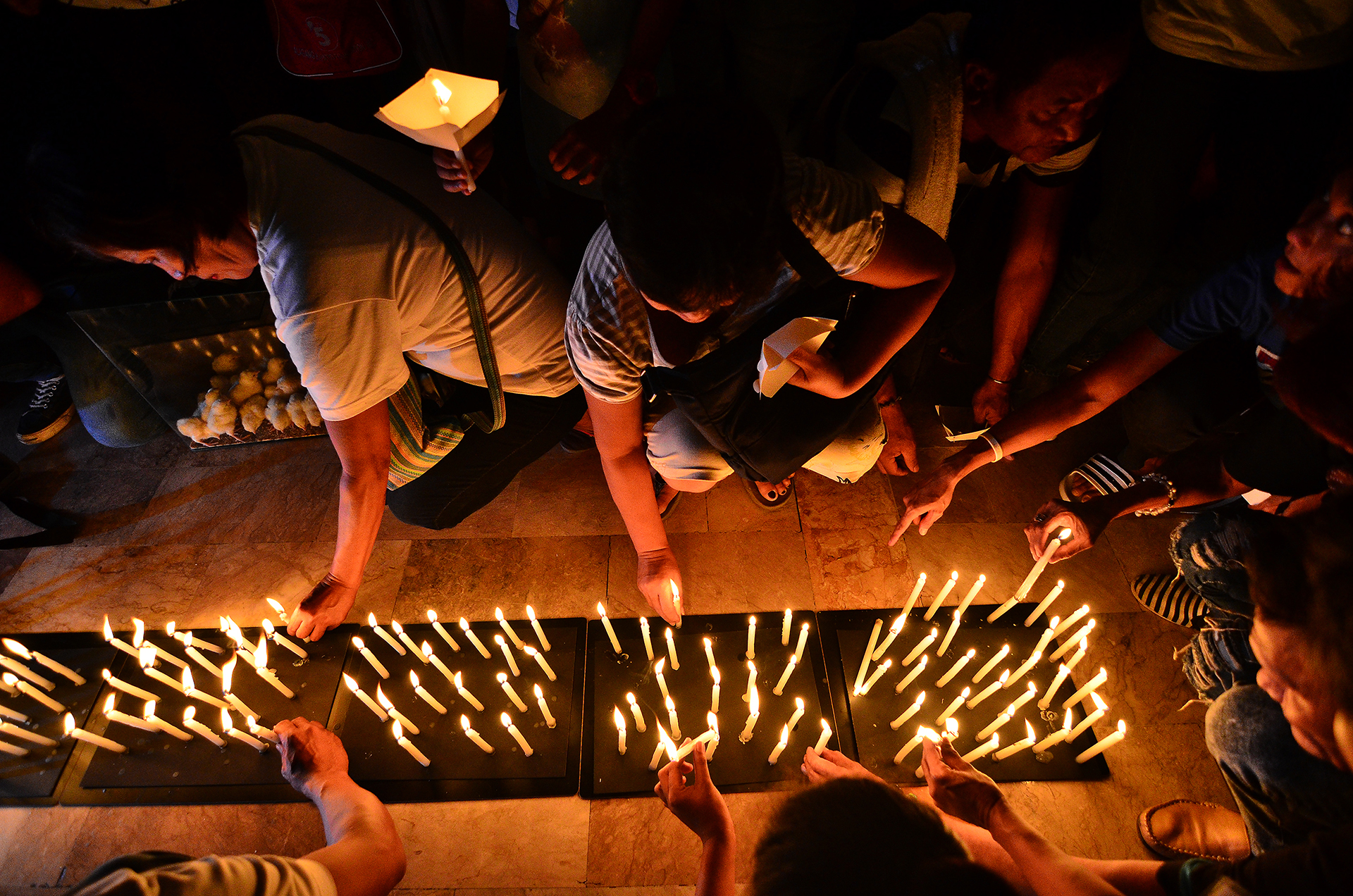DRUG WAR. Relatives light candles for victims of extrajudicial killings in a prayer service on October 24, 2017. File photo by Maria Tan/Rappler 