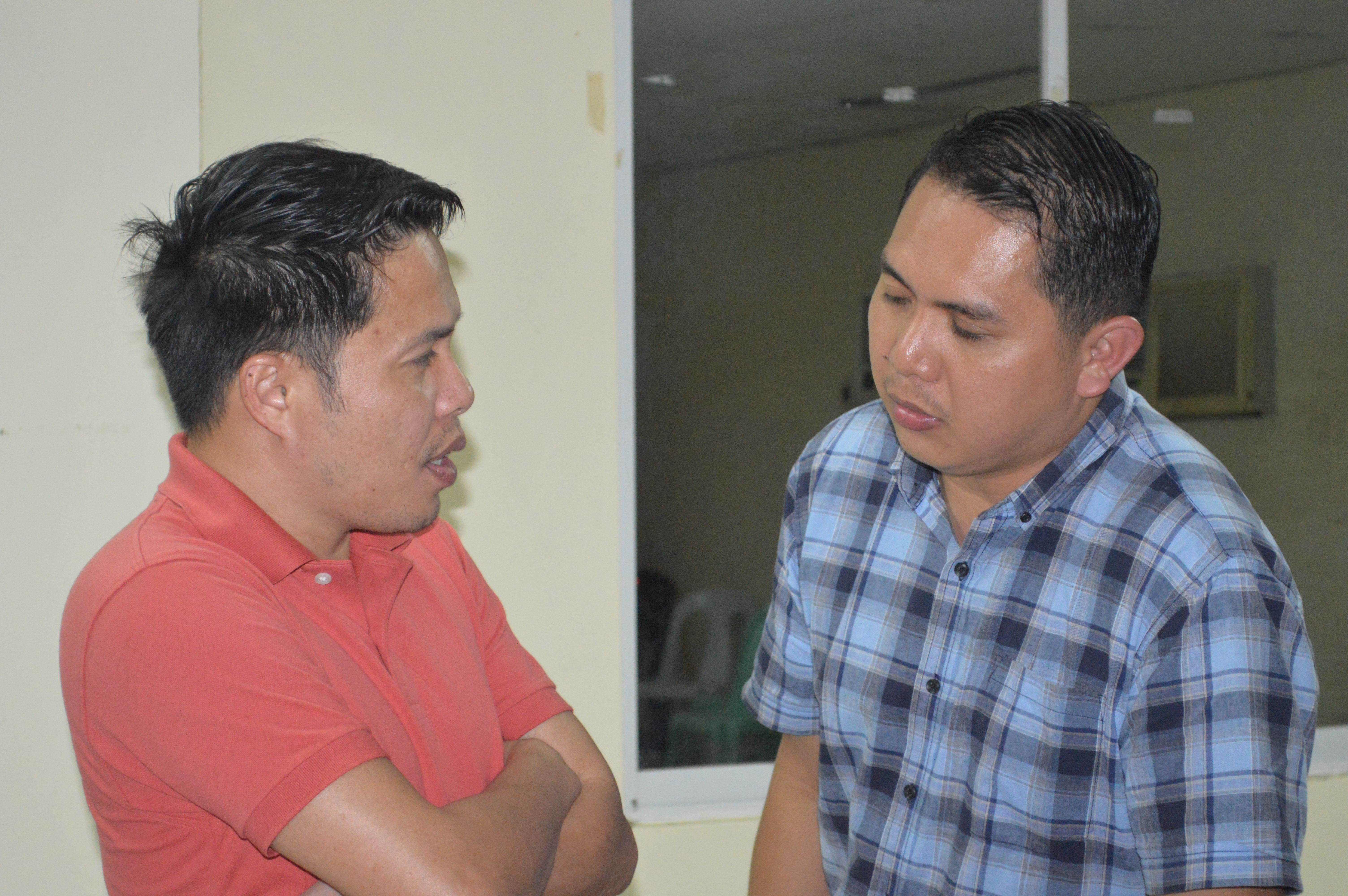 Unseated Mayor Evan Hope Olvis (R) confers with his lawyer, Michael Ajoc (L). Photo courtesy Gualberto Laput/Rappler  