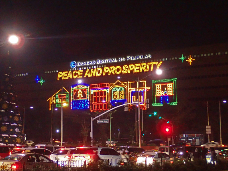 BUILDING LIGHTS. At Roxas Boulevard, buildings like Bangko Sentral become eye-catching during Christmas. Photo by Rhea Claire Madarang 