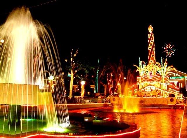 IWAG’S BRIGHTNESS. The colorful fountain and Christmas installations shine bright in Pototan’s plaza. Photo courtesy of Discover Pototan Iloilo Facebook page 