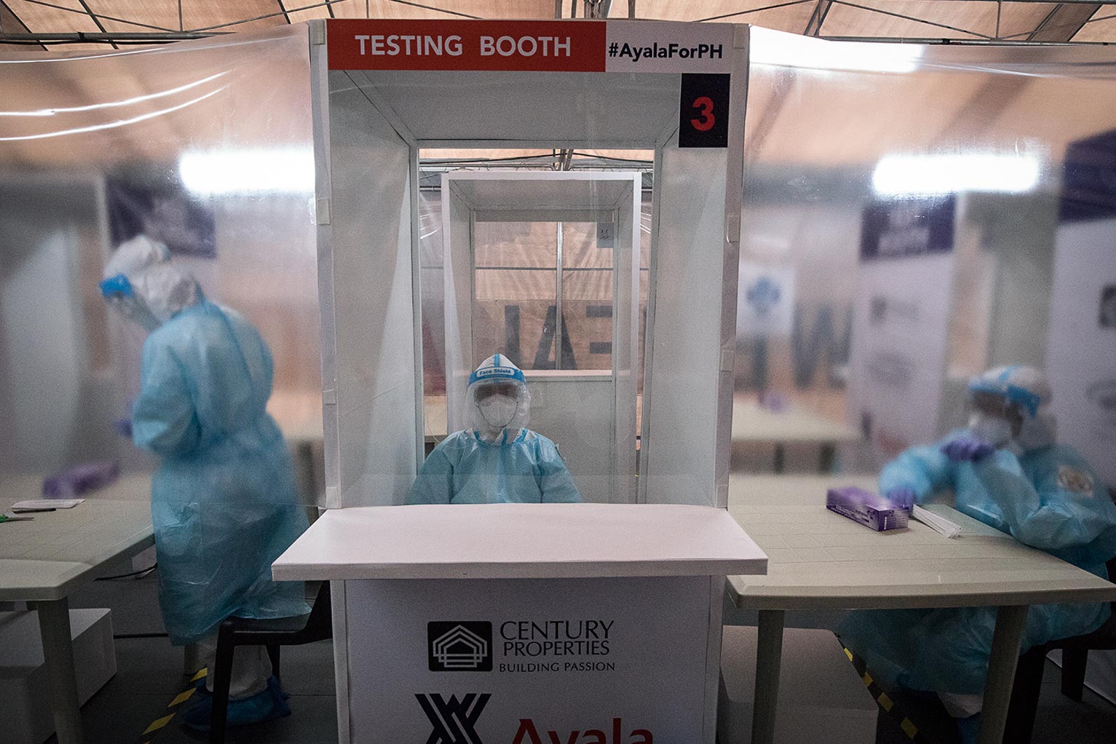 MEGA SWABBING CENTER. Health workers at the mega swabbing tent at the Philippine Arena in Bulacan on May 20, 2020. Photo by Darren Langit/Rappler 