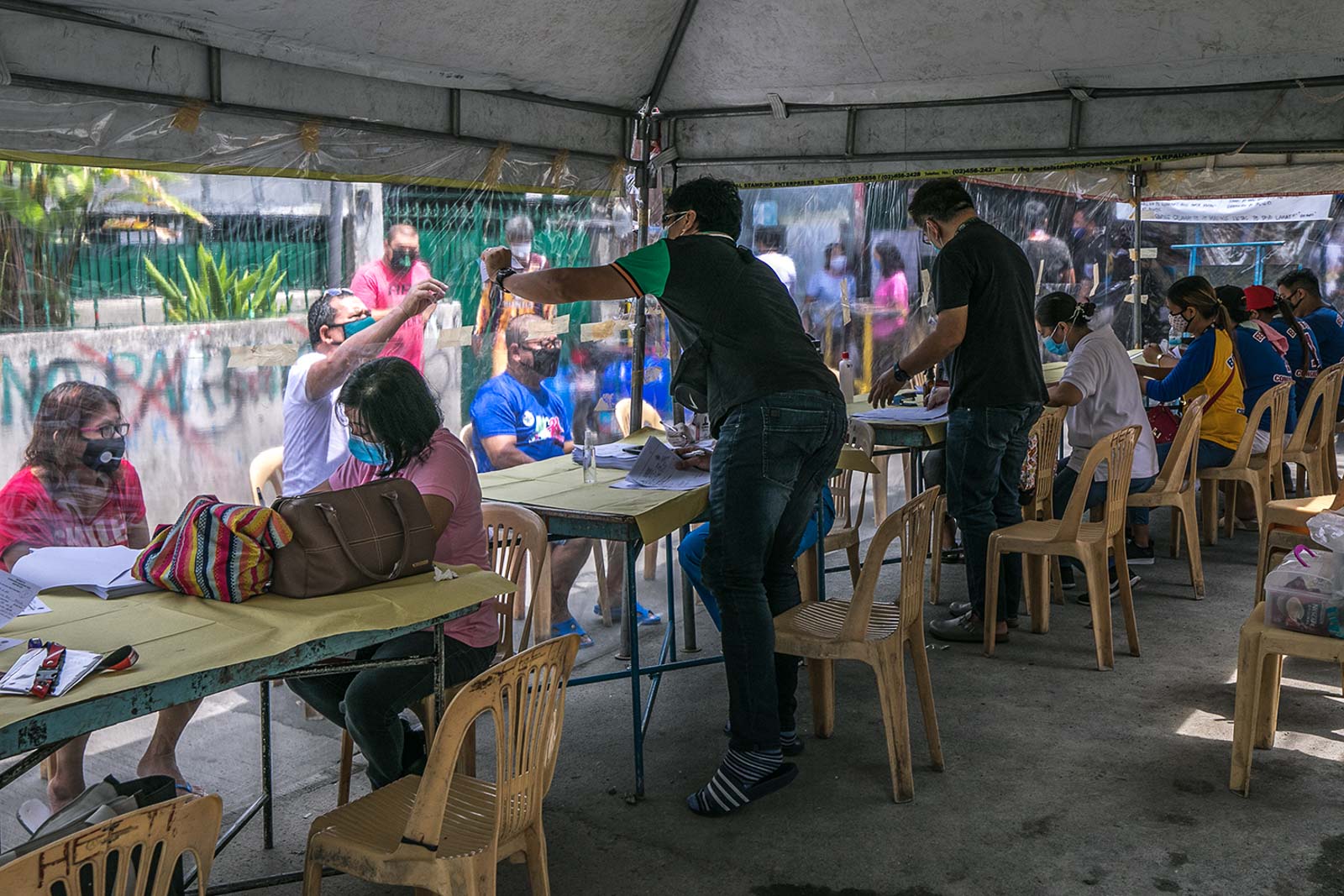 LOCALIZED LOCKDOWN. Residents of Insurance Street in Barangay Sangandaan undergo rapid tests after Quezon City government places the area under special concern lockdown for 14-days. Photo by Darren Langit/Rappler 