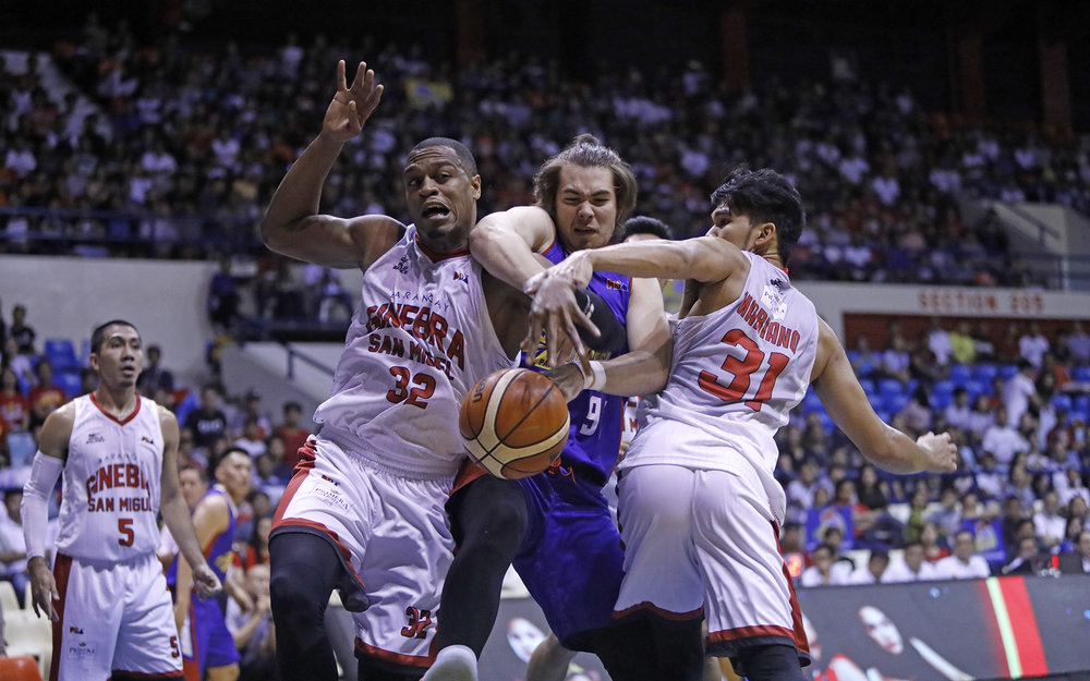 TANGLED. Magnolia's Rodney Brondial dispute the ball with Ginebra's Justin Brownlee and Aljon Mariano during the first of the best-of-five Manila Clasico semis. Photo by PBA Images 